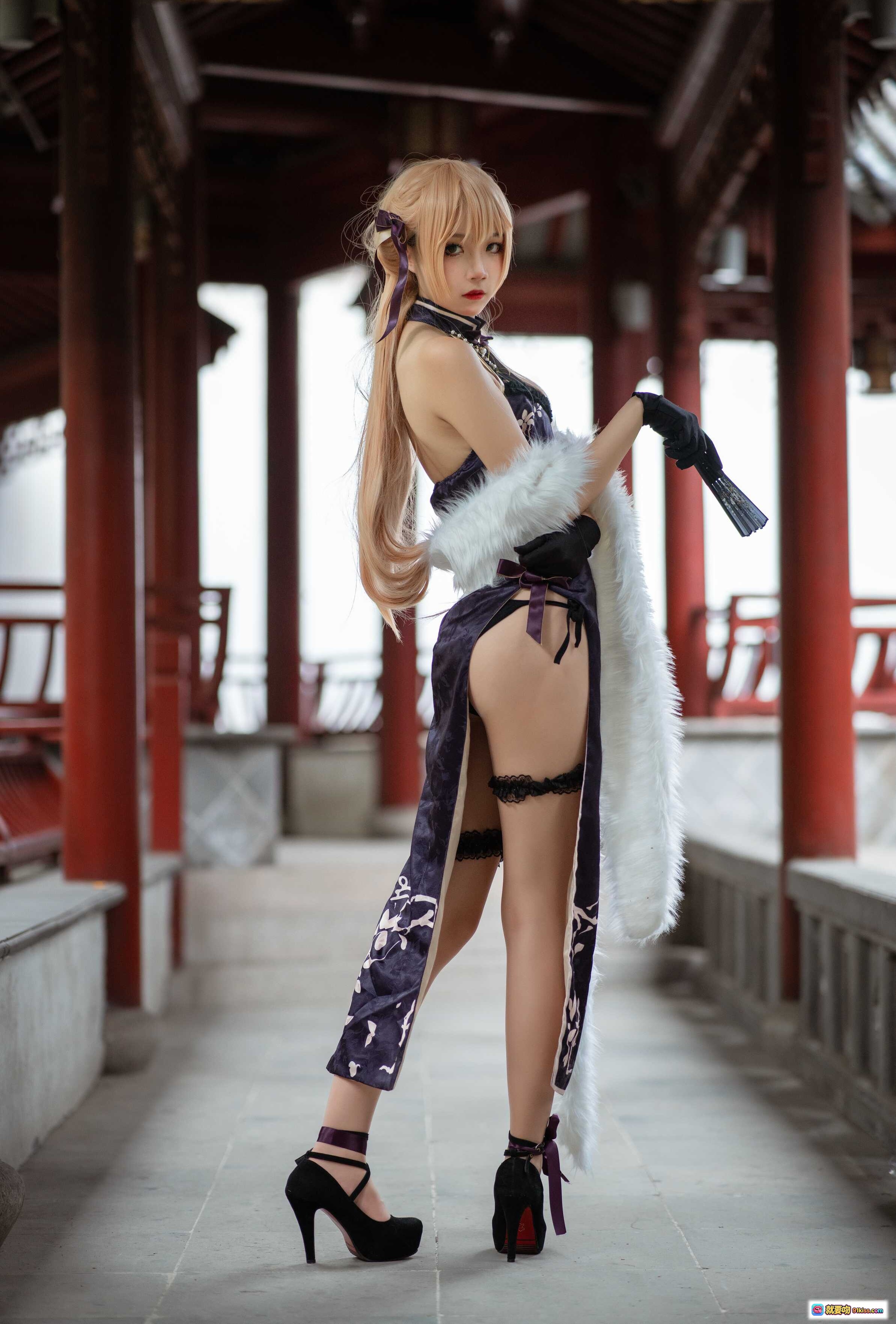 图片[2] - 五更百鬼NO.024 OTS-14旗袍COS写真｜紫色蕾丝高开叉旗袍+白色毛绒披肩+黑手套+吊袜带+古风庭院背景 - 就要吻