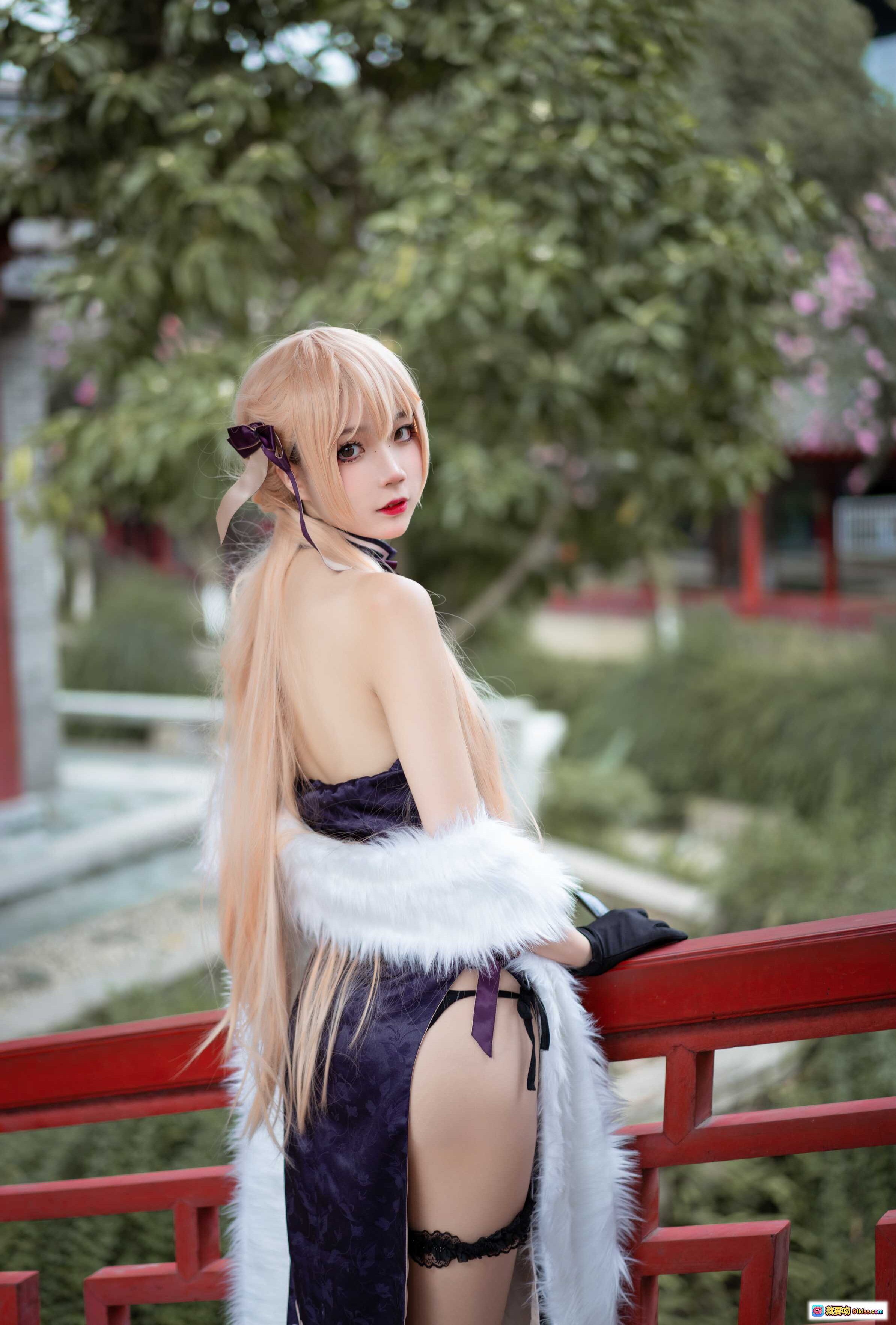 图片[5] - 五更百鬼NO.024 OTS-14旗袍COS写真｜紫色蕾丝高开叉旗袍+白色毛绒披肩+黑手套+吊袜带+古风庭院背景 - 就要吻