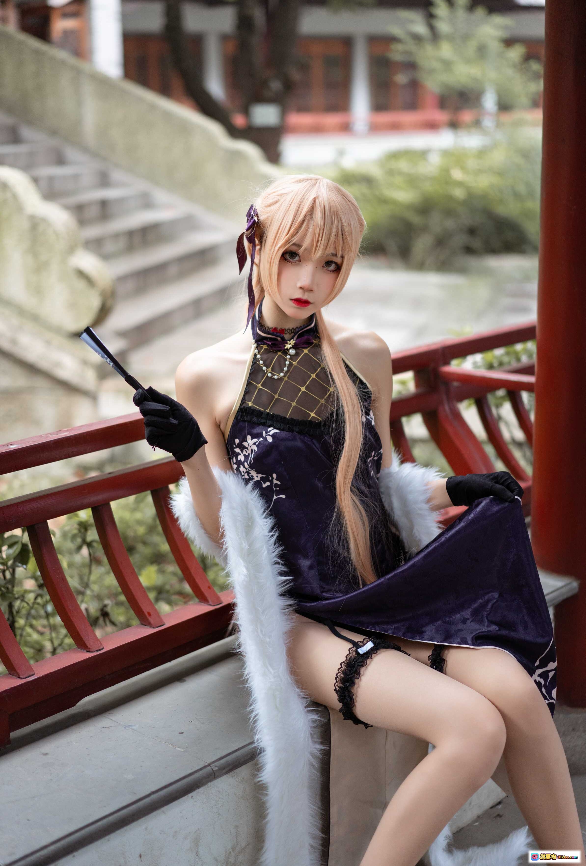 图片[3] - 五更百鬼NO.024 OTS-14旗袍COS写真｜紫色蕾丝高开叉旗袍+白色毛绒披肩+黑手套+吊袜带+古风庭院背景 - 就要吻