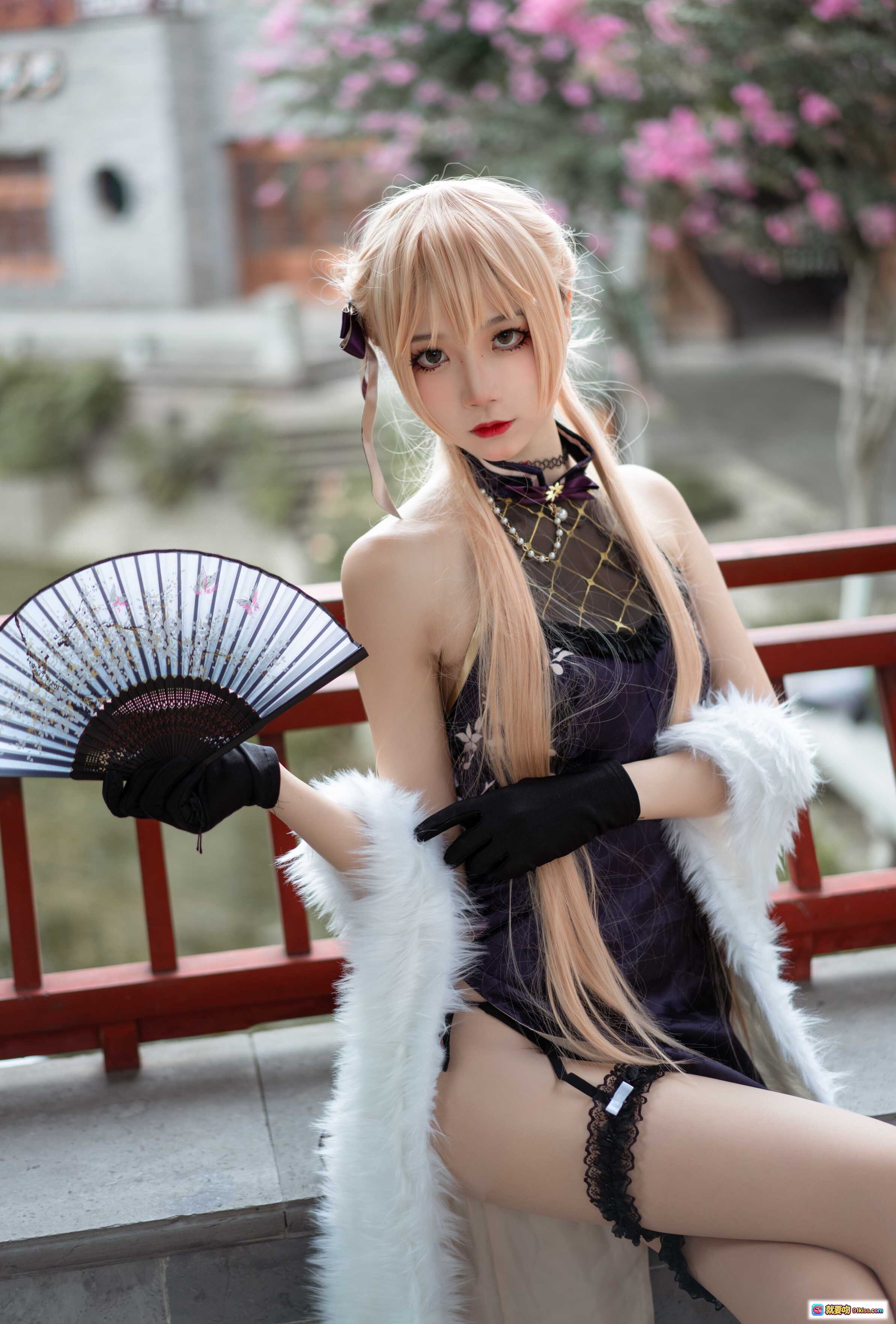 图片[4] - 五更百鬼NO.024 OTS-14旗袍COS写真｜紫色蕾丝高开叉旗袍+白色毛绒披肩+黑手套+吊袜带+古风庭院背景 - 就要吻