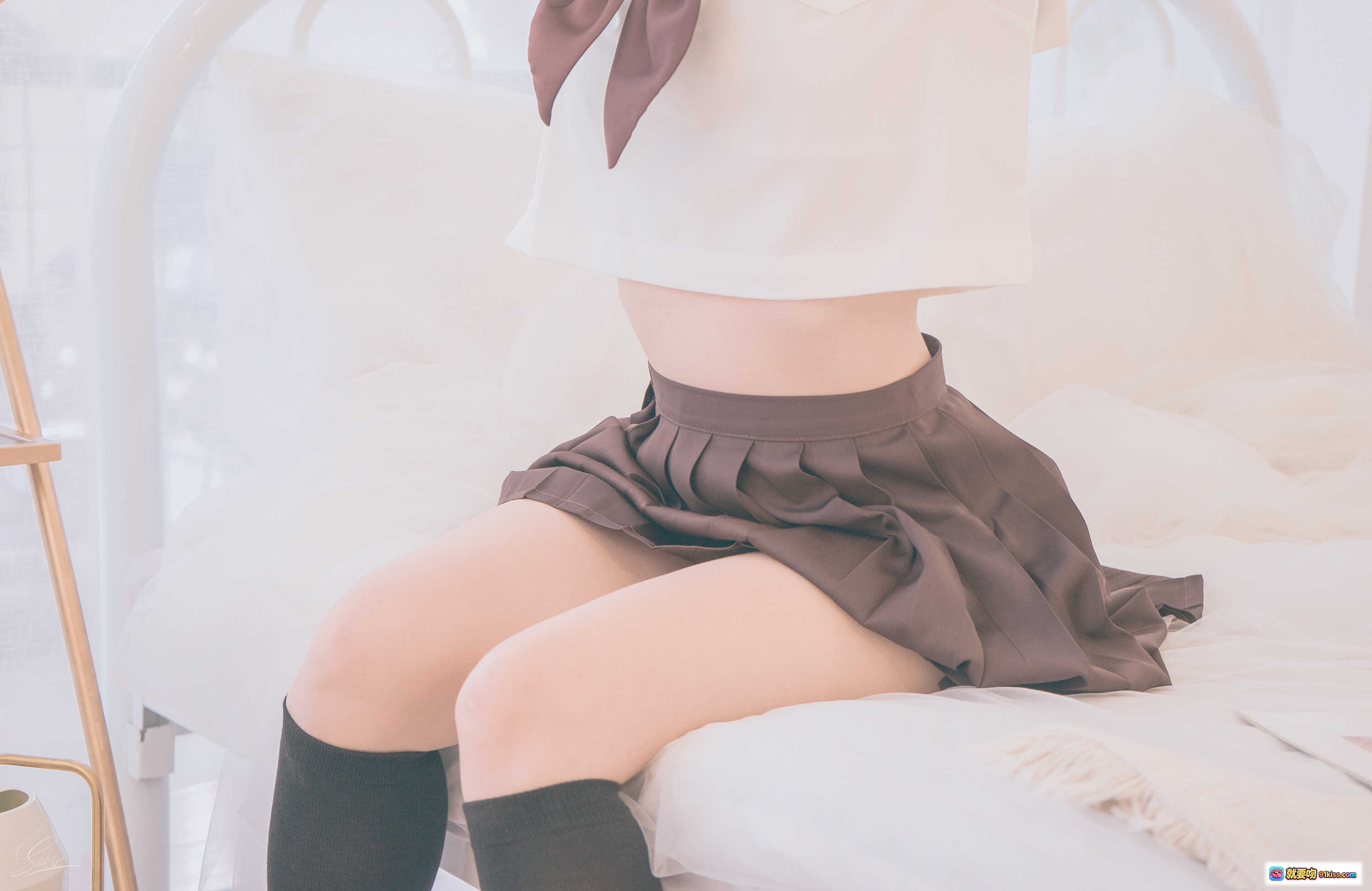 图片[1] - Messie Huang NO.07 生日水手服写真 20P 63MB 白色上衣棕色百褶裙黑袜少女风床拍清新私房照 - 就要吻