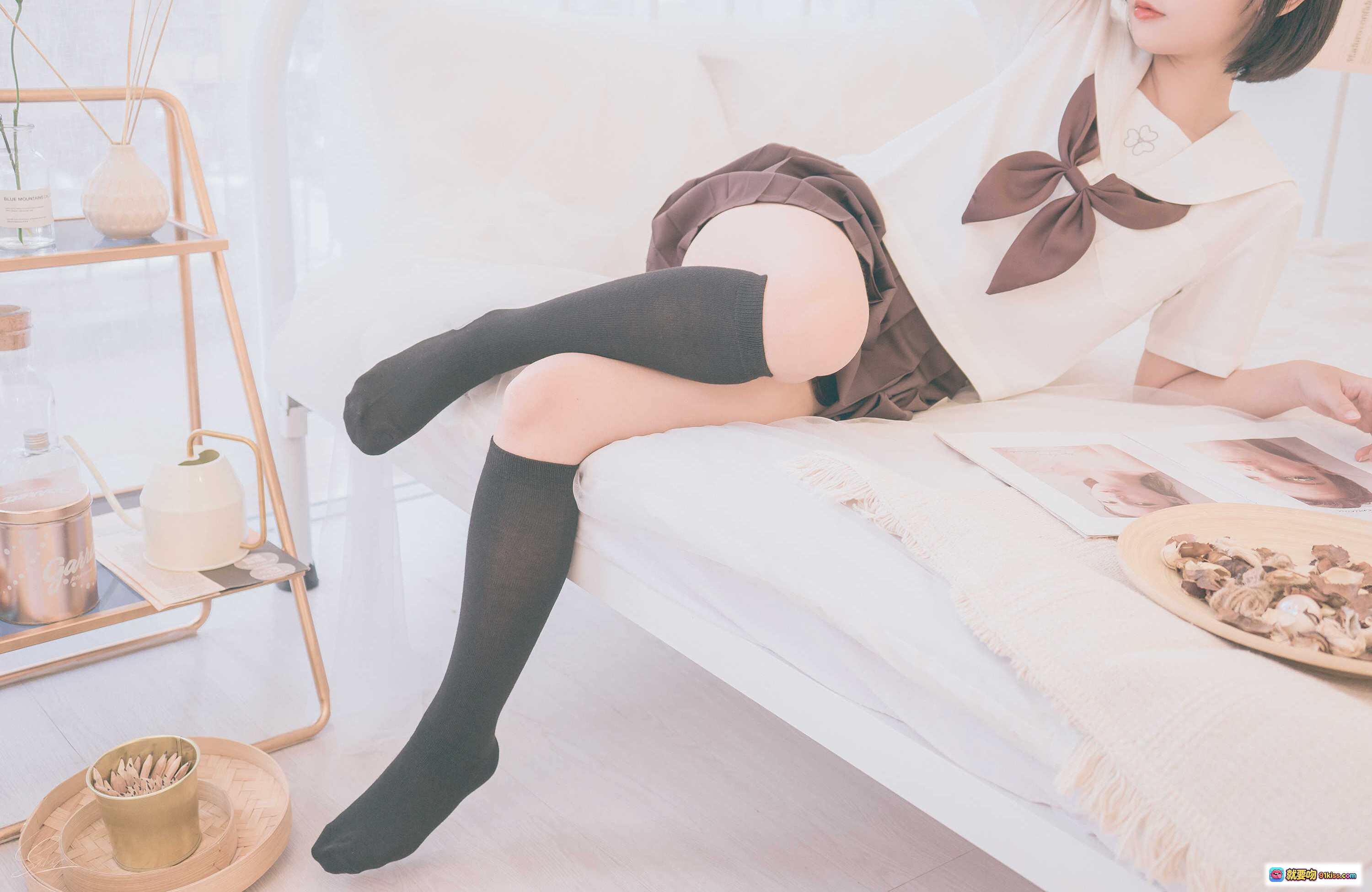 图片[9] - Messie Huang NO.07 生日水手服写真 20P 63MB 白色上衣棕色百褶裙黑袜少女风床拍清新私房照 - 就要吻