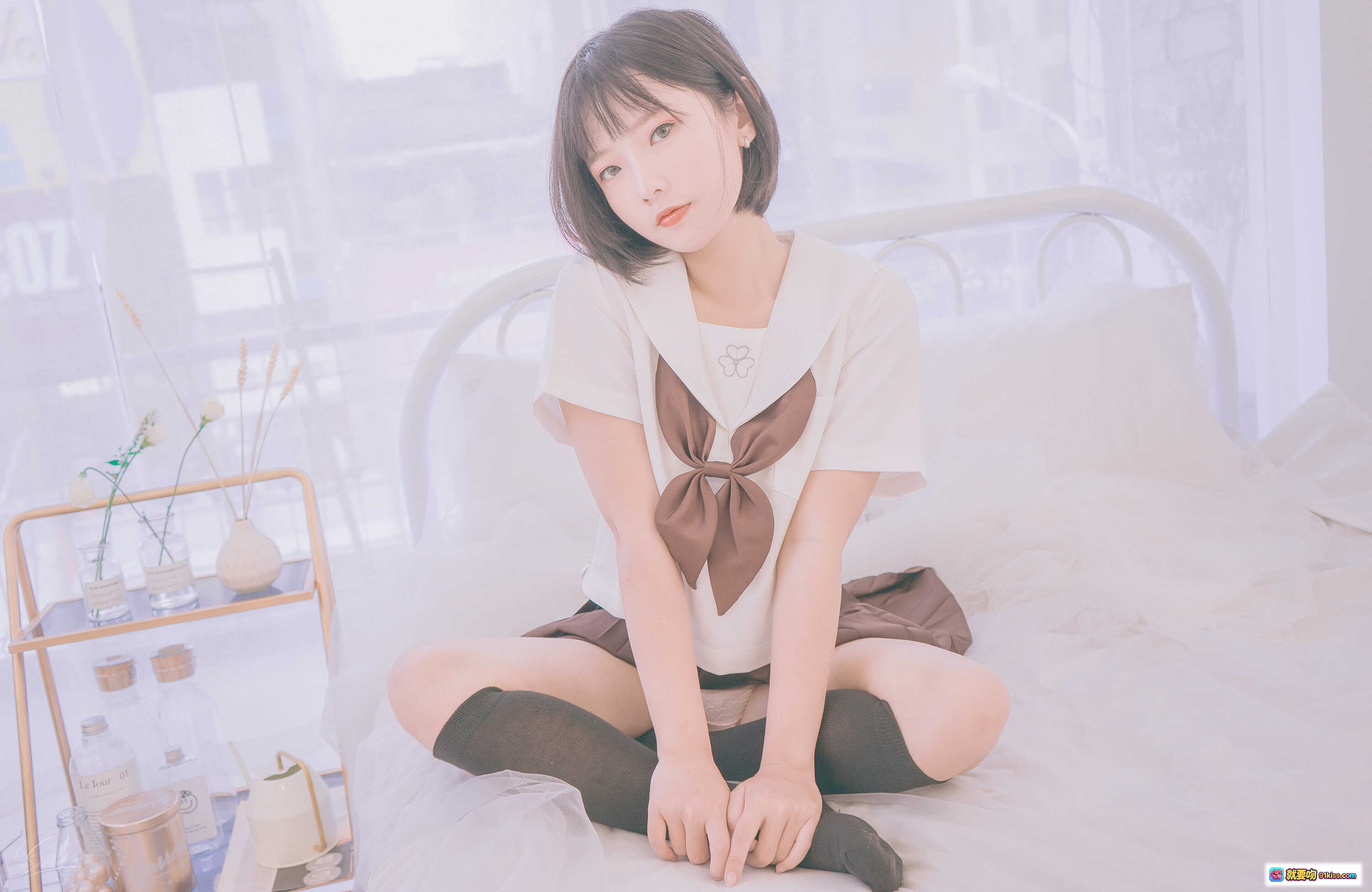 图片[8] - Messie Huang NO.07 生日水手服写真 20P 63MB 白色上衣棕色百褶裙黑袜少女风床拍清新私房照 - 就要吻