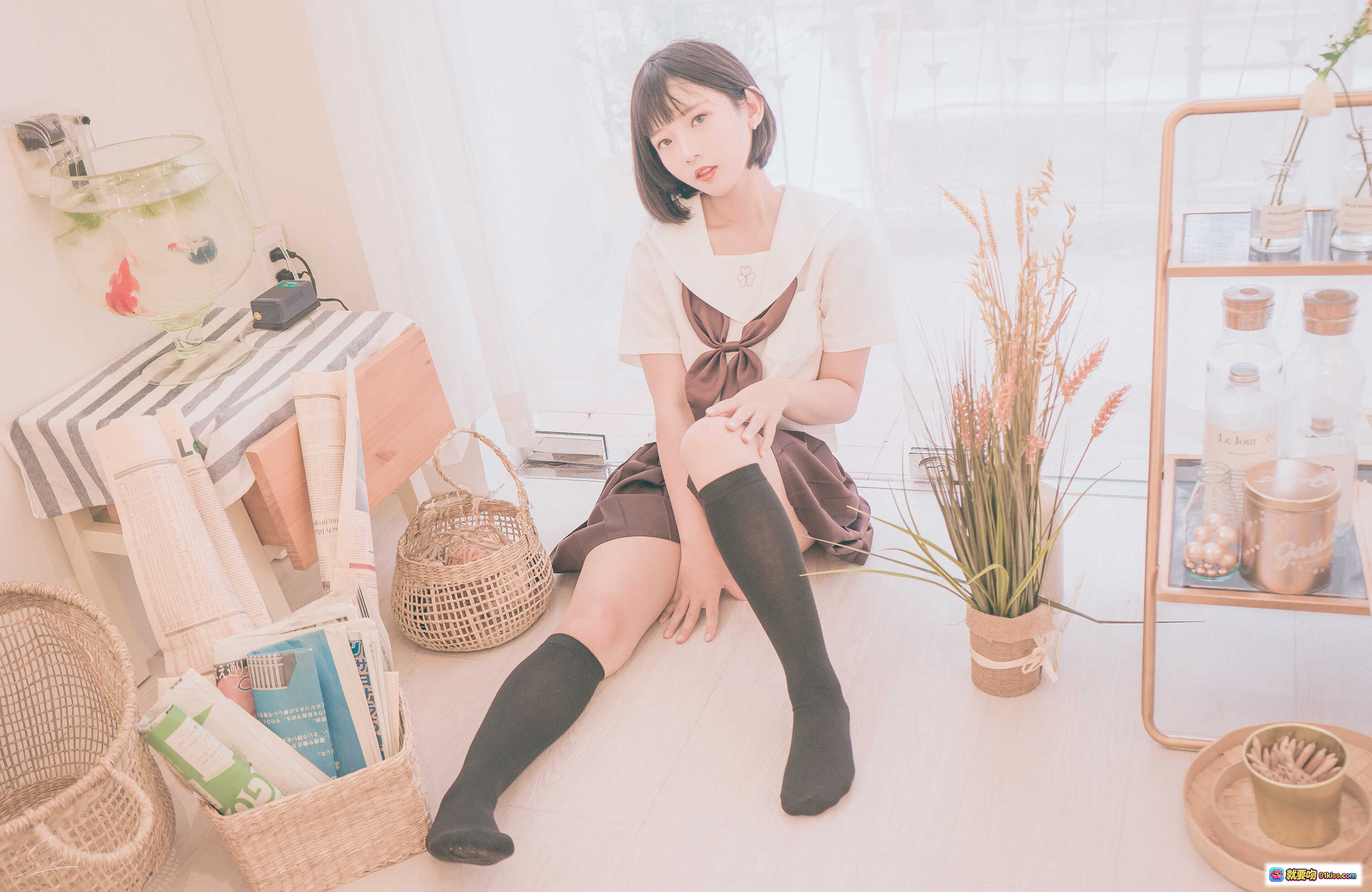 图片[10] - Messie Huang NO.07 生日水手服写真 20P 63MB 白色上衣棕色百褶裙黑袜少女风床拍清新私房照 - 就要吻