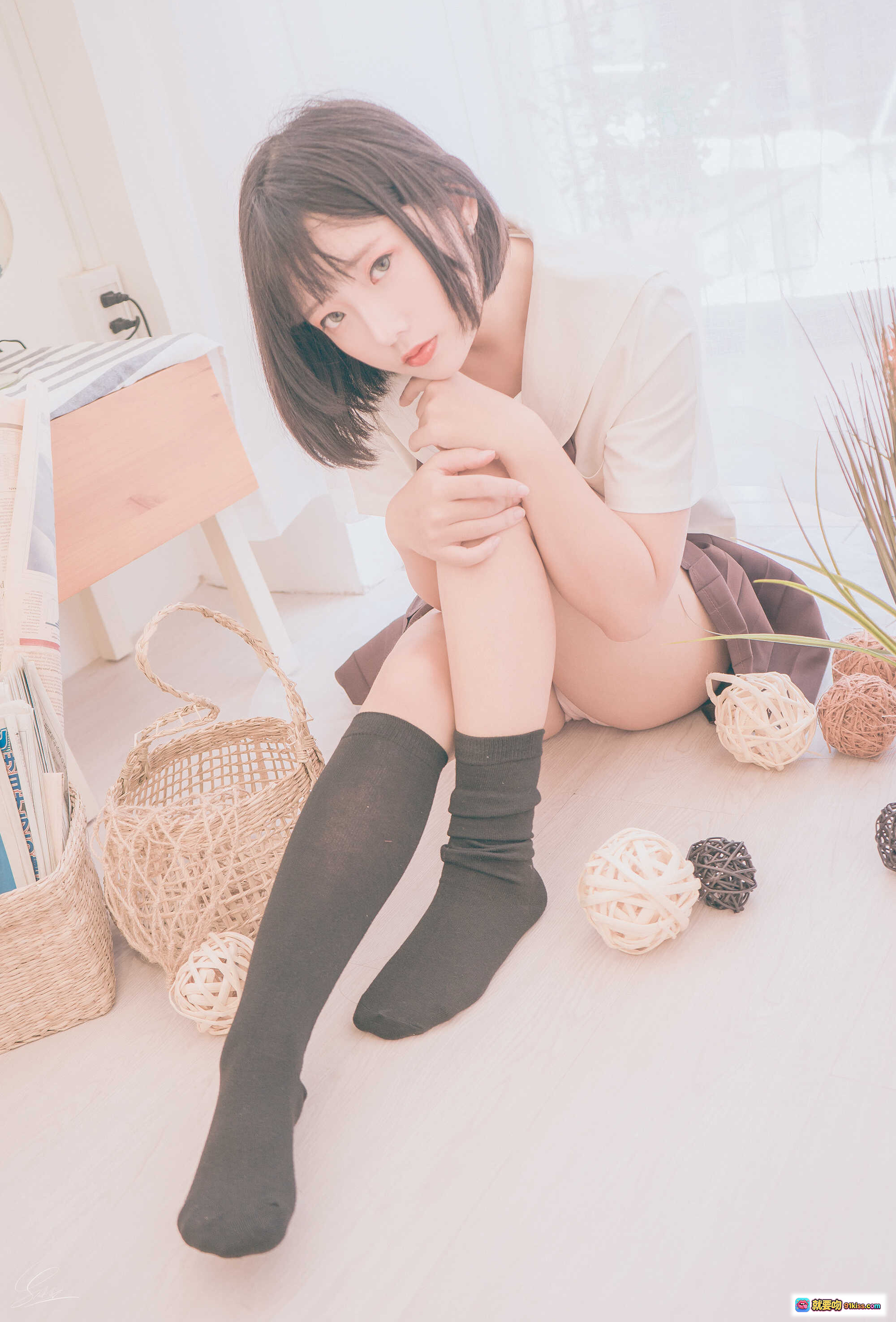 图片[3] - Messie Huang NO.07 生日水手服写真 20P 63MB 白色上衣棕色百褶裙黑袜少女风床拍清新私房照 - 就要吻