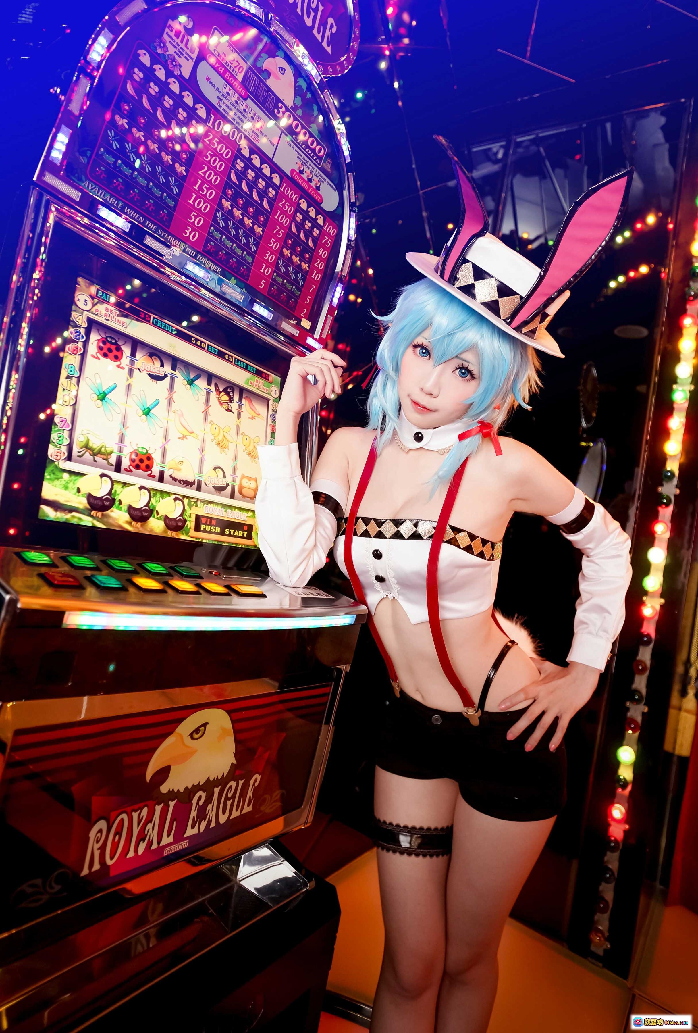 图片[1] - ElyEE子NO.022蓝发兔女郎cosplay赌场老虎机前性感写真 皇家鹰主题灯光炫彩场景 - 就要吻