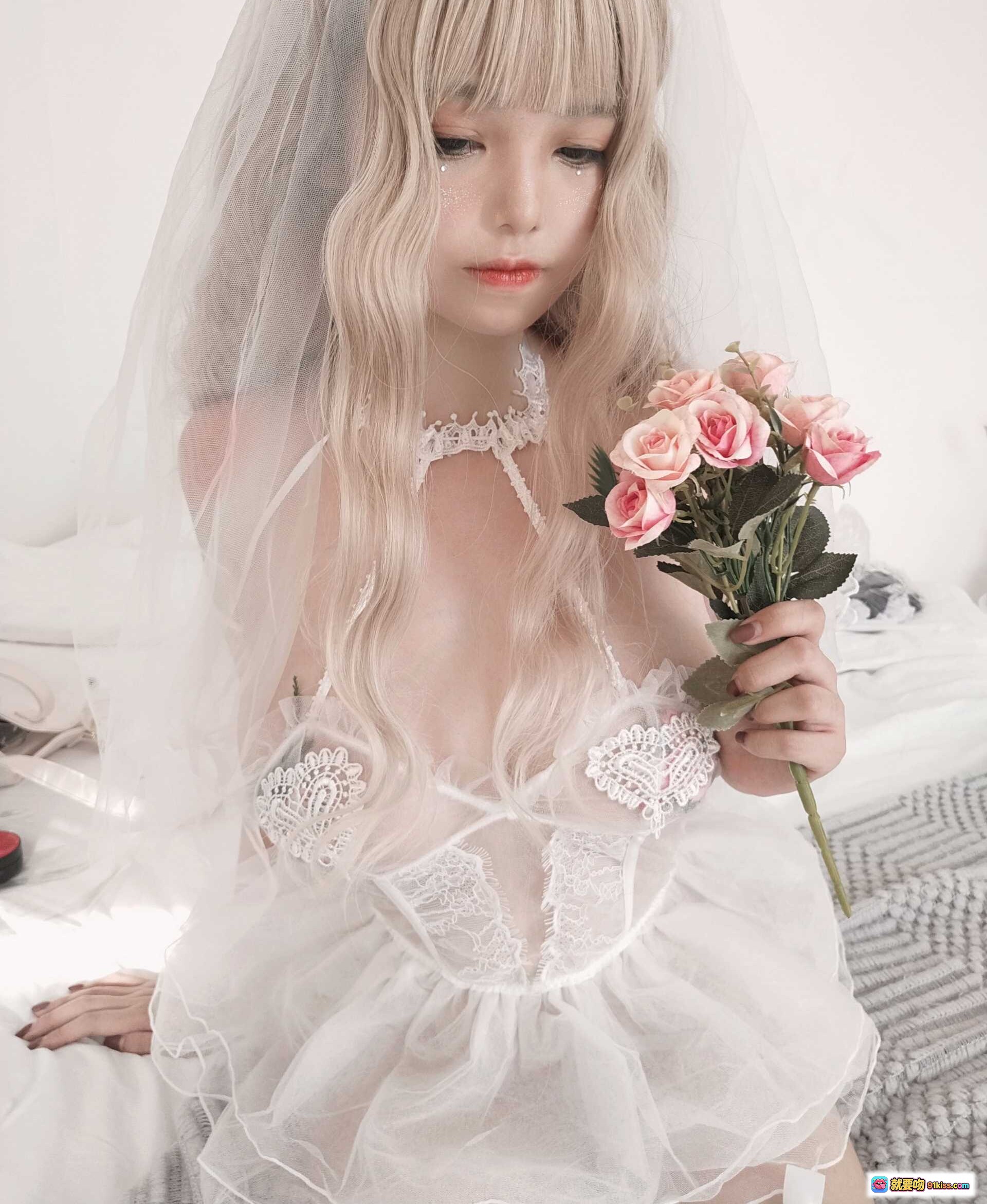 图片[8] - 蜜汁猫裘NO.007梦中人 白纱新娘装 金发蕾丝内衣 持玫瑰花写真 甜美性感私房照 30P高清图集 - 就要吻