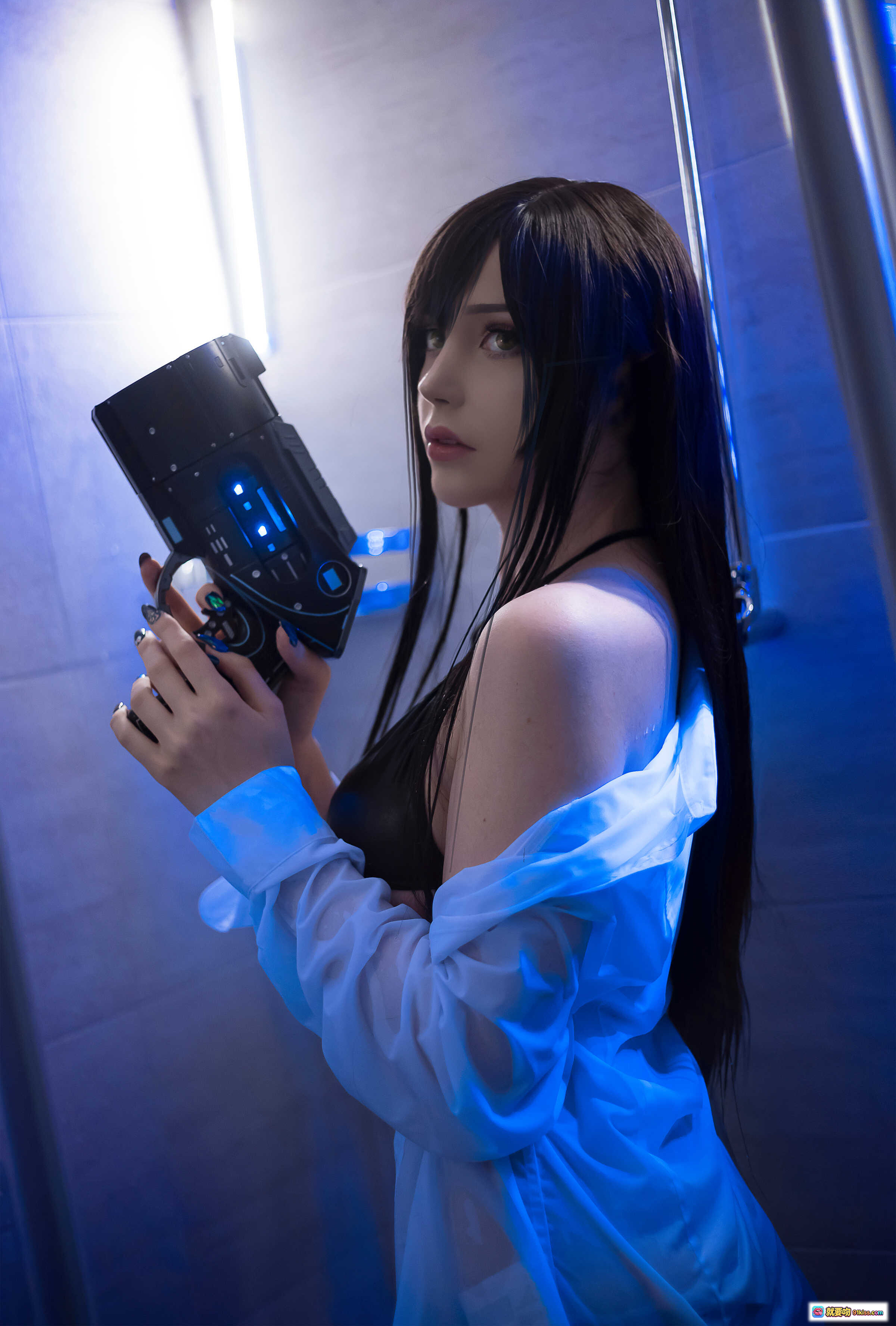 图片[9] - Sayathefox NO.013 浴室诱惑写真 | 蓝光科技枪械 | 黑色内衣白衬衫 | 未来感氛围摄影 | 高清10P图集 - 就要吻