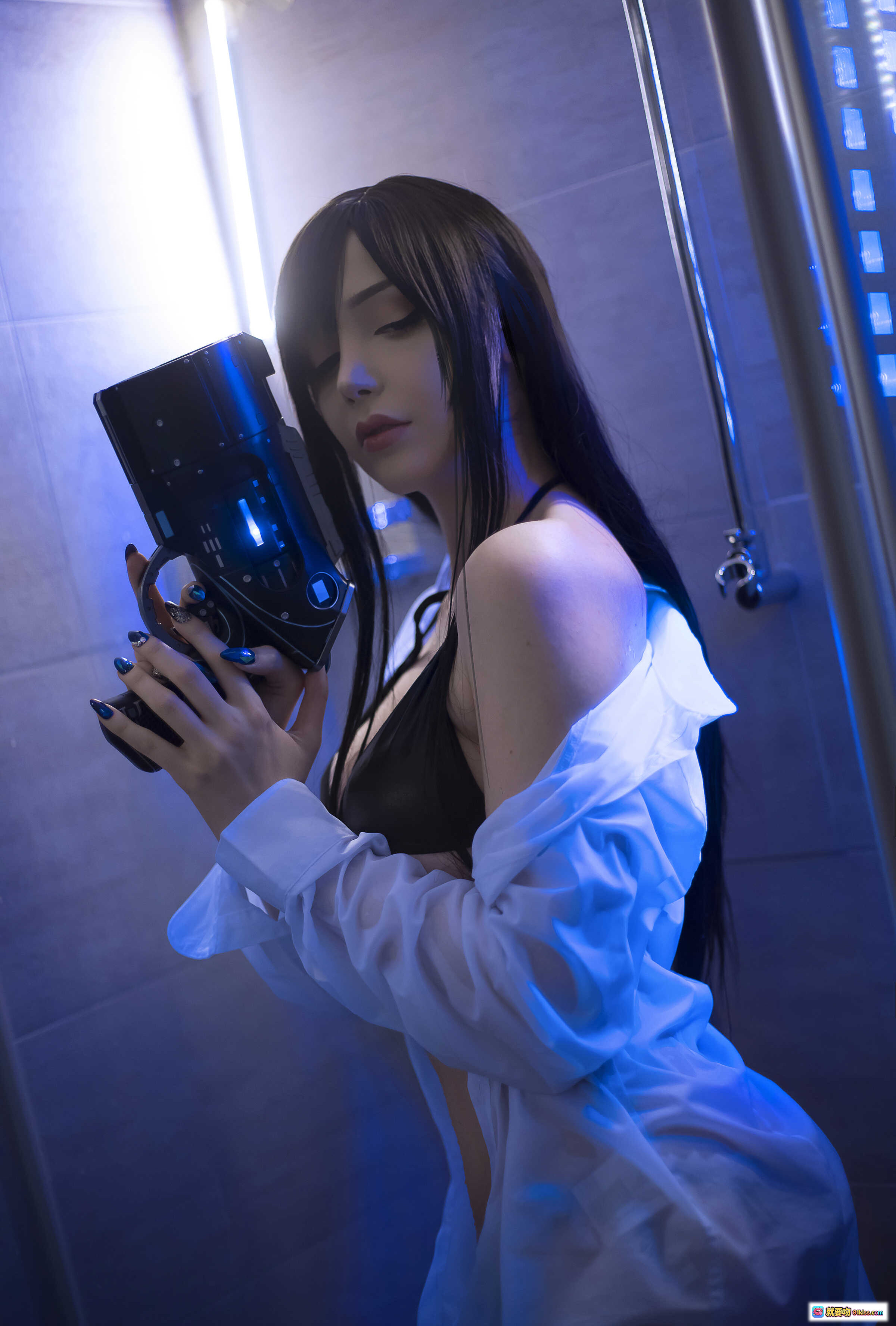 图片[5] - Sayathefox NO.013 浴室诱惑写真 | 蓝光科技枪械 | 黑色内衣白衬衫 | 未来感氛围摄影 | 高清10P图集 - 就要吻