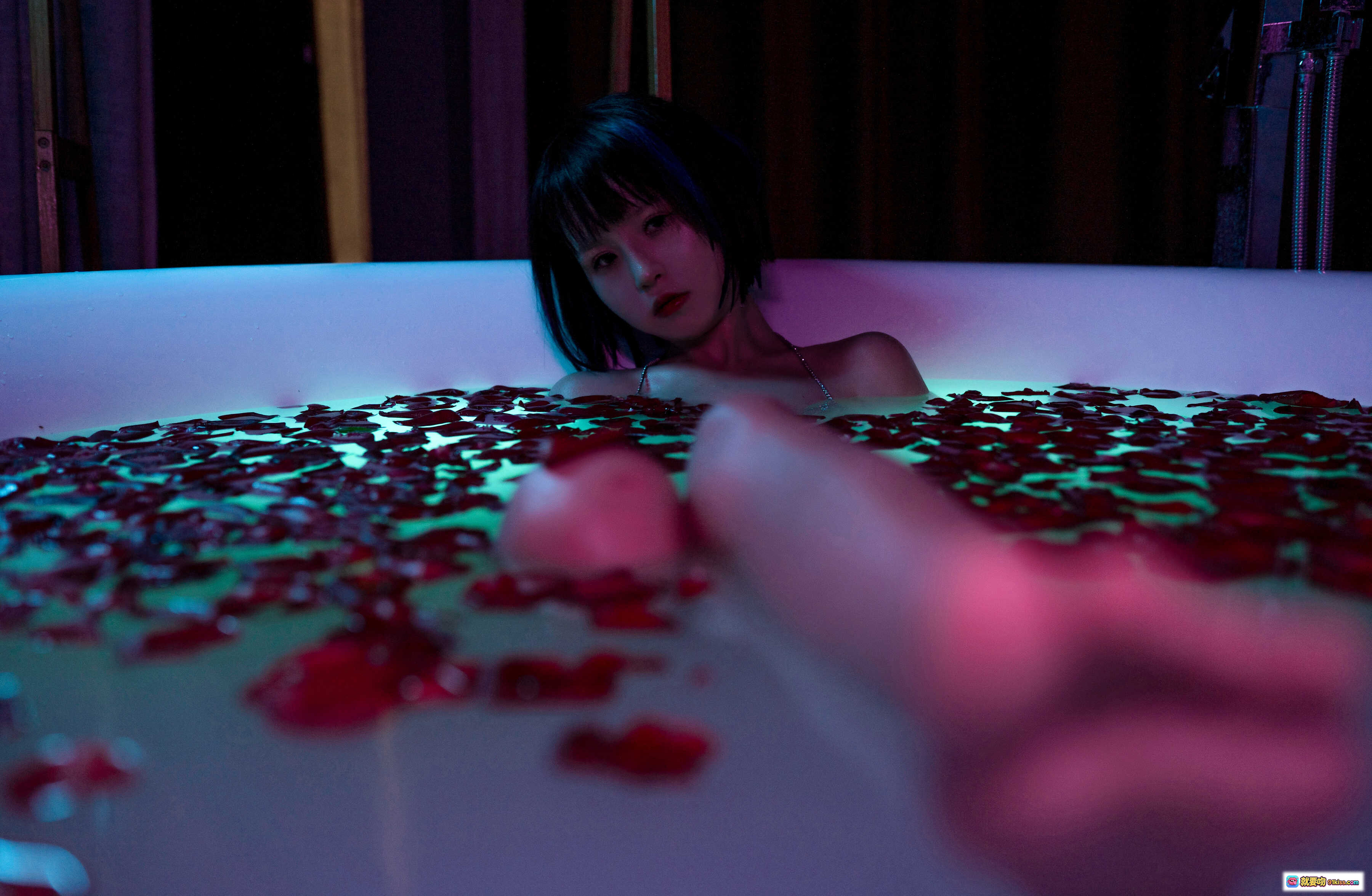 图片[3] - 晕崽Zz NO.008 浴缸写真 | 闪亮比基尼+霓虹光影+大理石浴室+性感美腿+33P高清图集 - 就要吻