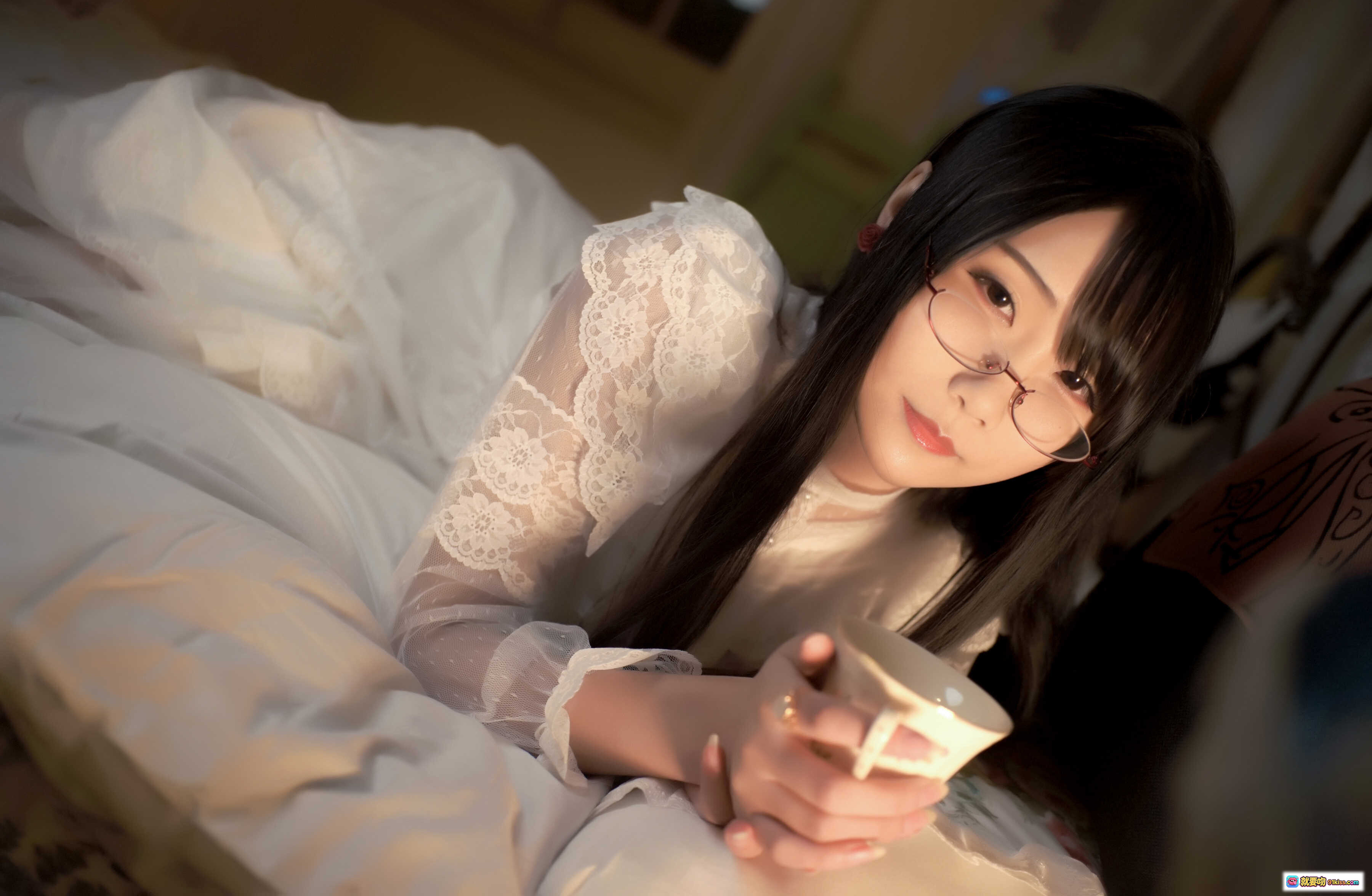 图片[2] - 曉美媽 NO.013 忆 | 白色蕾丝睡衣 | 黑发眼镜少女 | 床上慵懒写真 | 11P高清图集 - 就要吻