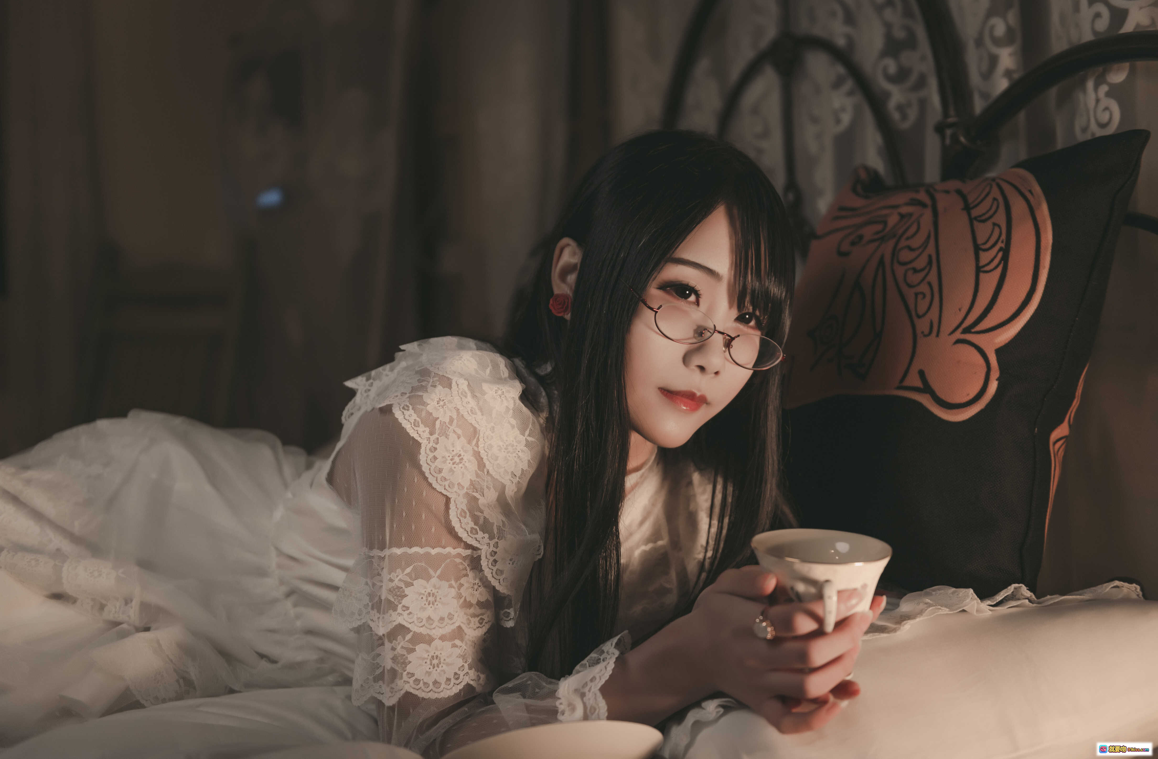 图片[10] - 曉美媽 NO.013 忆 | 白色蕾丝睡衣 | 黑发眼镜少女 | 床上慵懒写真 | 11P高清图集 - 就要吻