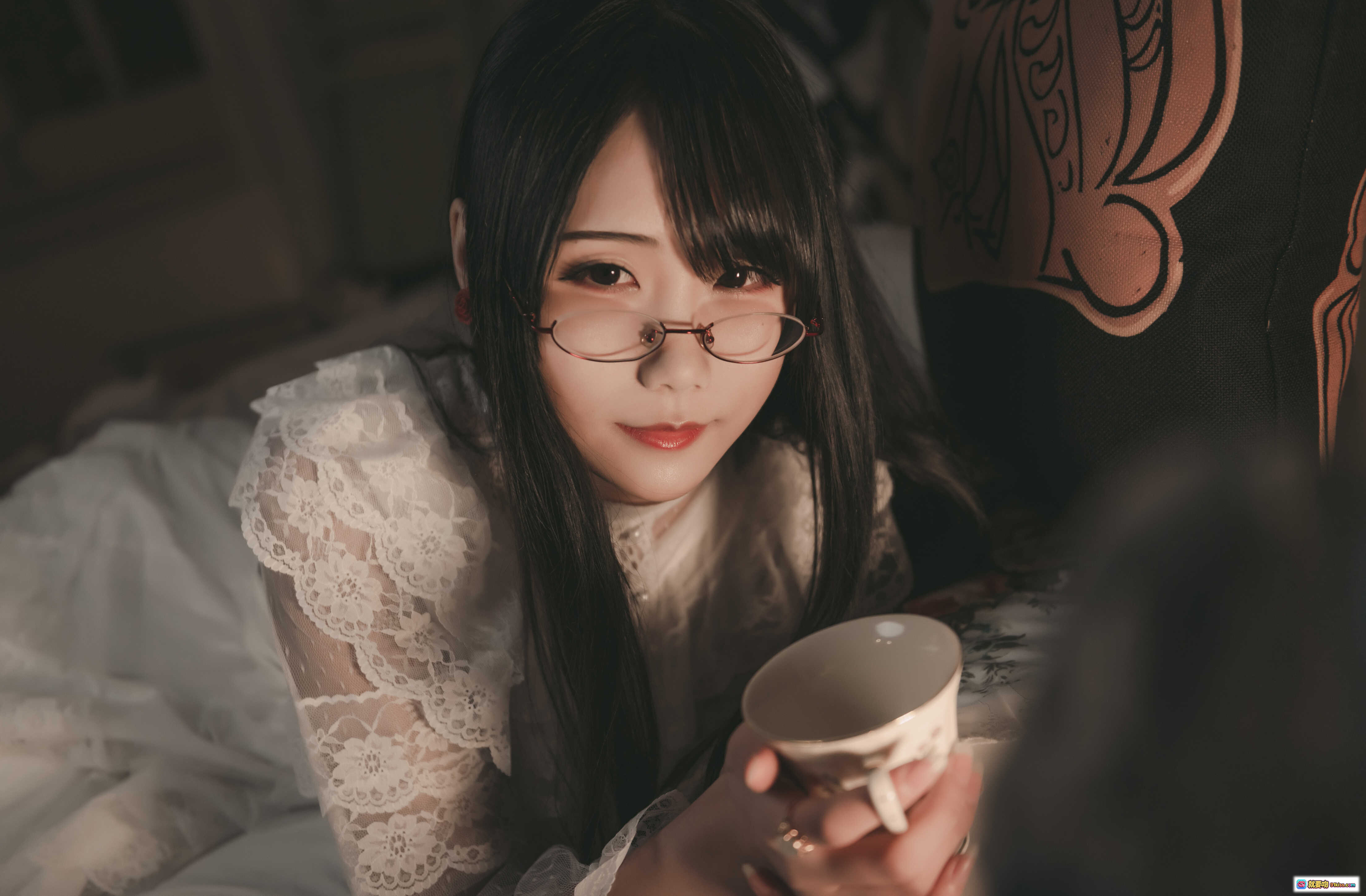 图片[9] - 曉美媽 NO.013 忆 | 白色蕾丝睡衣 | 黑发眼镜少女 | 床上慵懒写真 | 11P高清图集 - 就要吻