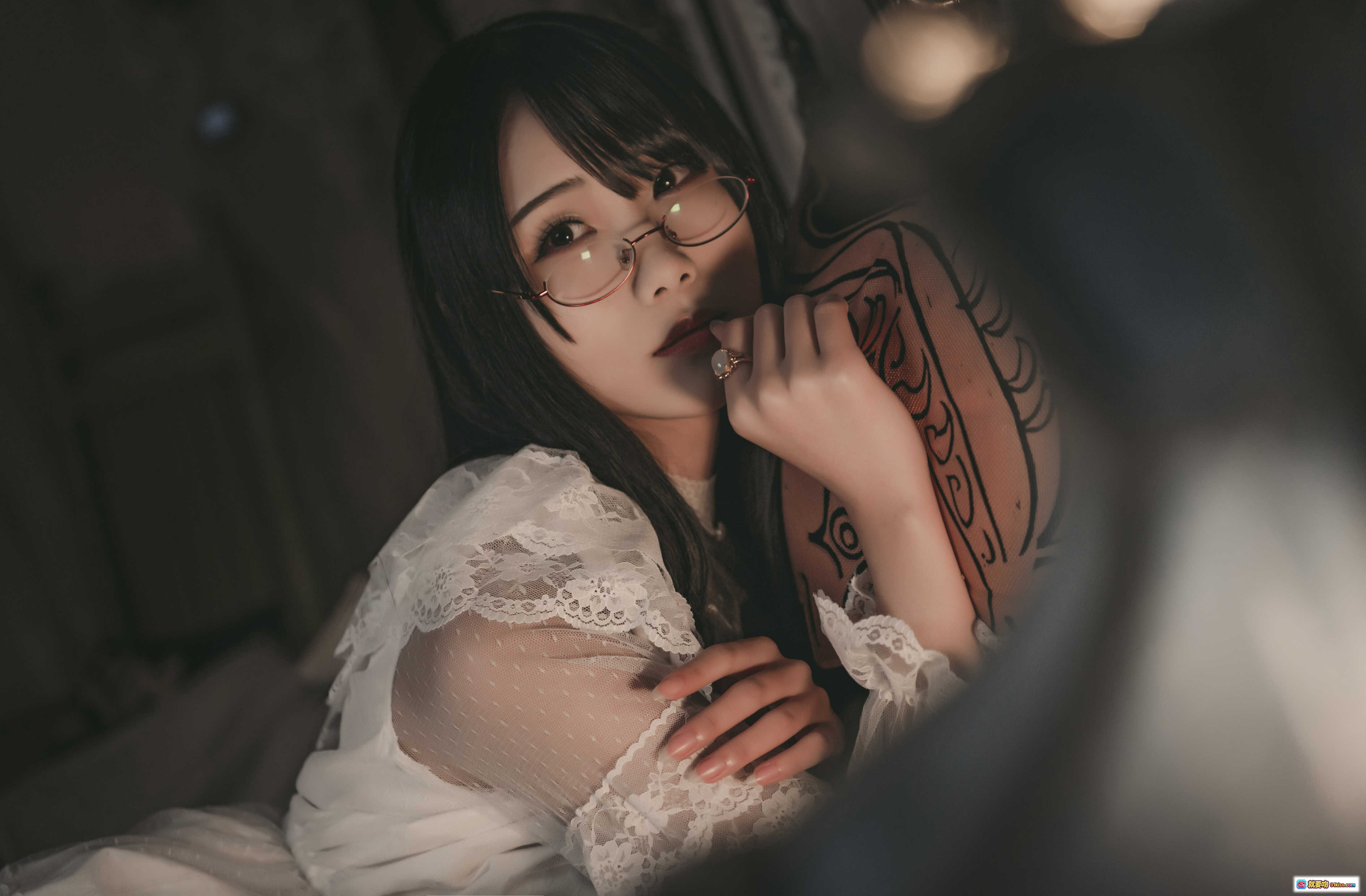 图片[7] - 曉美媽 NO.013 忆 | 白色蕾丝睡衣 | 黑发眼镜少女 | 床上慵懒写真 | 11P高清图集 - 就要吻