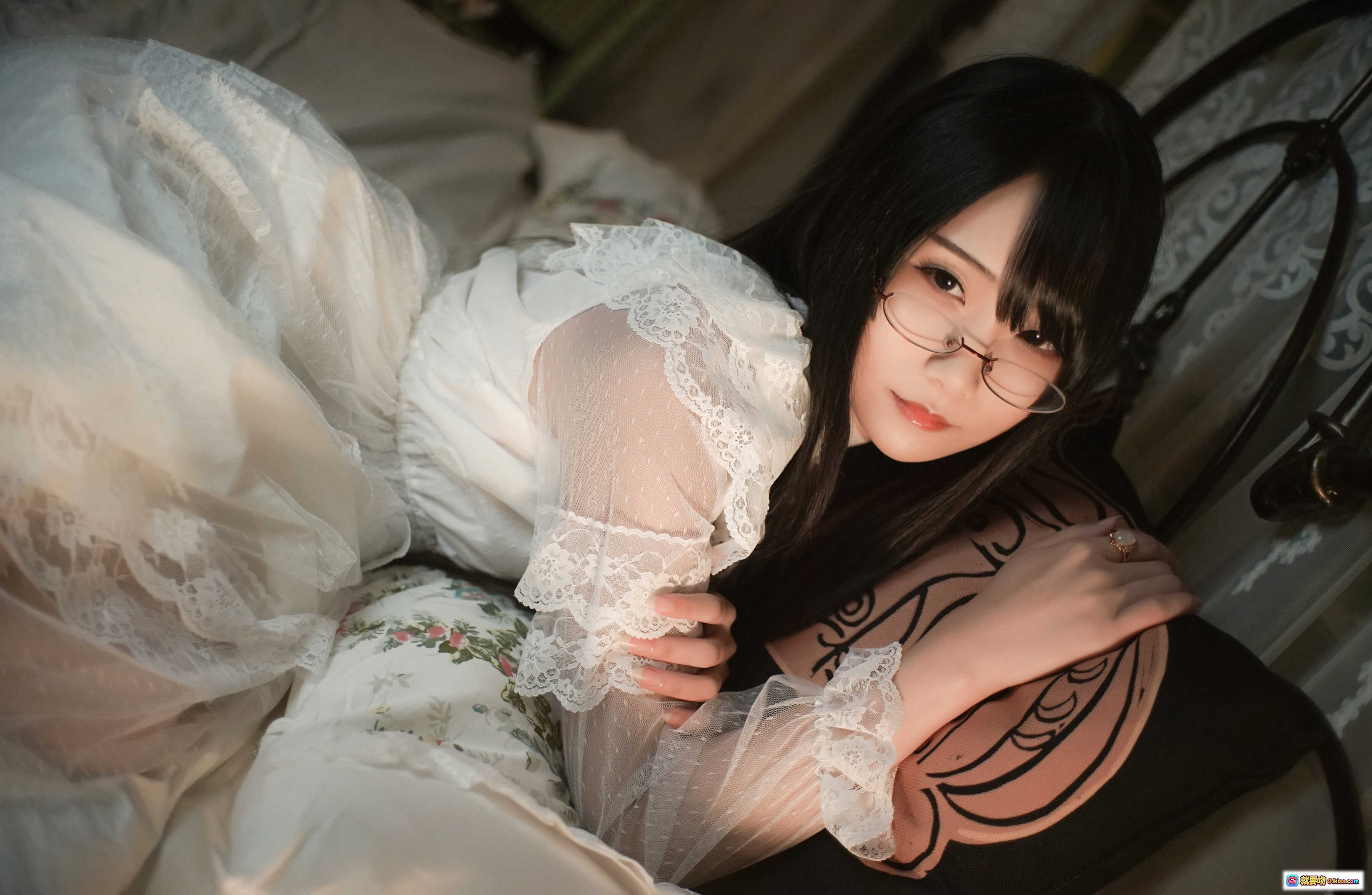 图片[1] - 曉美媽 NO.013 忆 | 白色蕾丝睡衣 | 黑发眼镜少女 | 床上慵懒写真 | 11P高清图集 - 就要吻