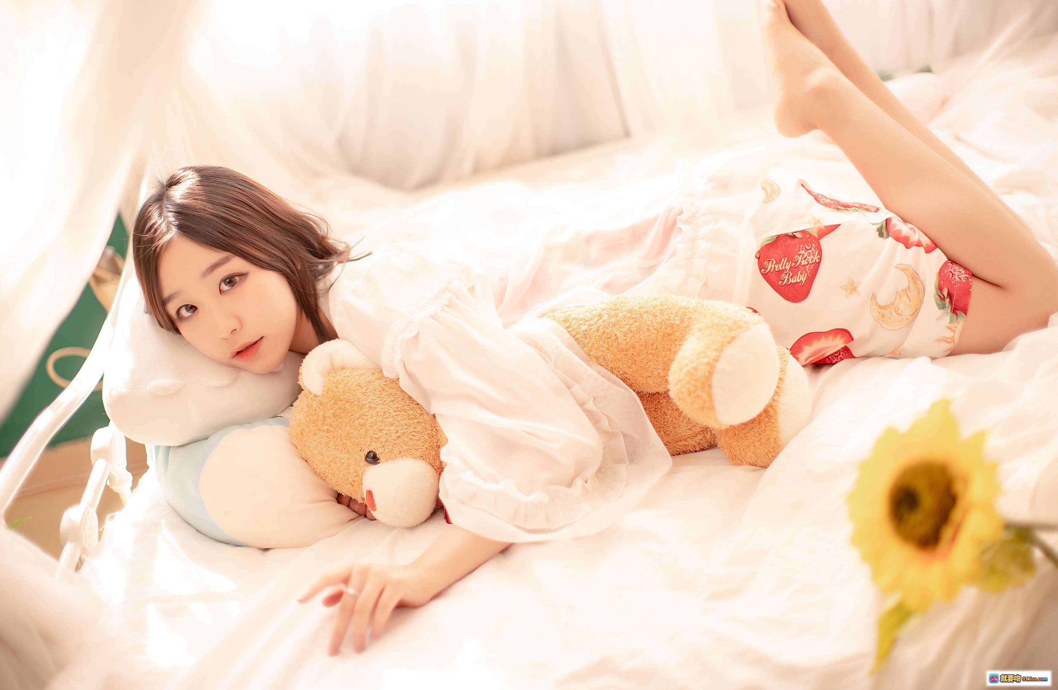 图片[10] - 穆零Mu0 NO.35 花季少女写真 | 温柔白纱裙抱泰迪熊 | 窗边阳光少女风 | 甜美居家私房照 - 就要吻