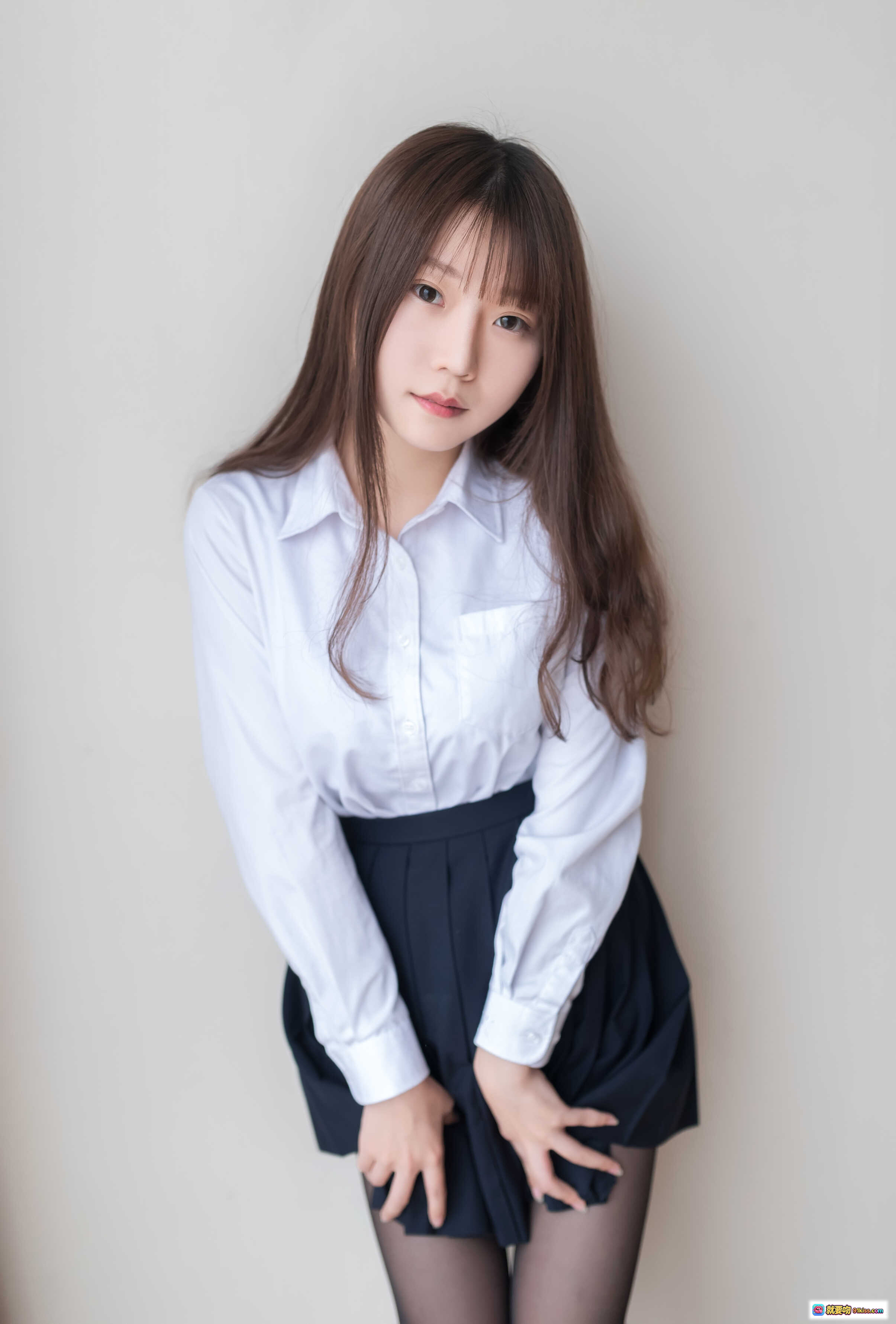 图片[3] - 香草喵露露NO.003黑丝萌妹写真 44P高清美腿少女校服穿搭 黑色丝袜搭配棕色乐福鞋 甜美坐姿室内光影拍摄 - 就要吻