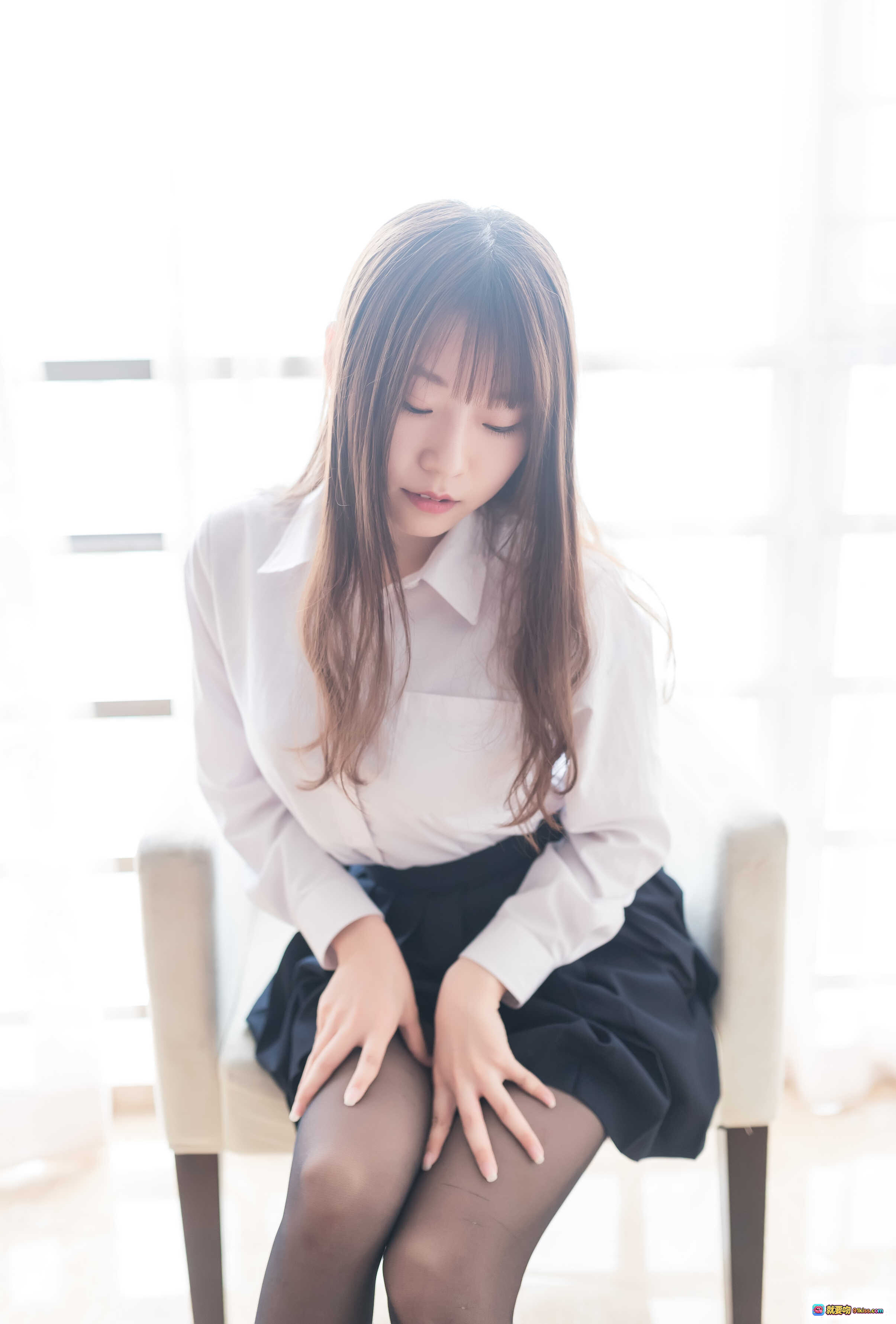 图片[10] - 香草喵露露NO.003黑丝萌妹写真 44P高清美腿少女校服穿搭 黑色丝袜搭配棕色乐福鞋 甜美坐姿室内光影拍摄 - 就要吻