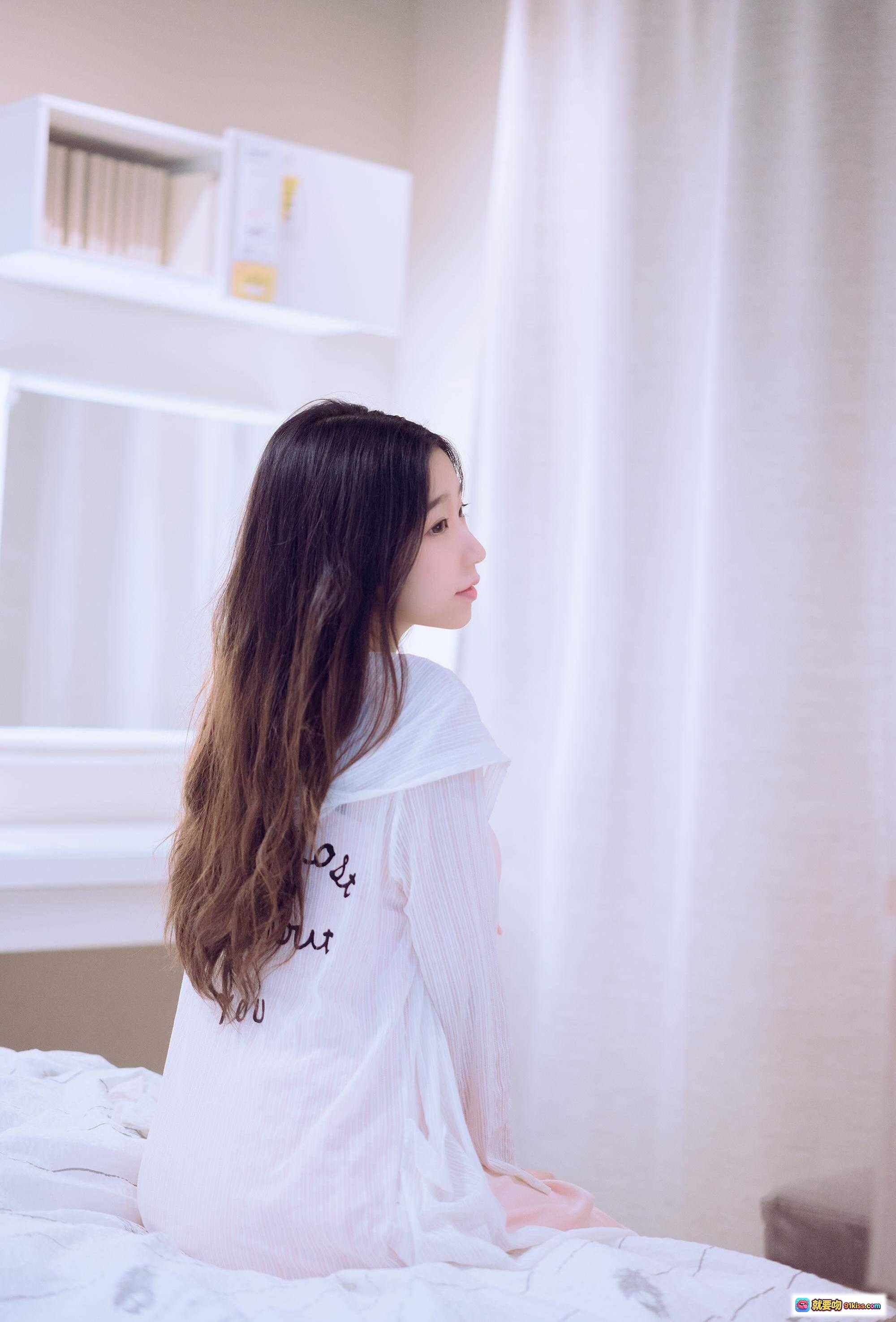 图片[3] - 穆零Mu0 NO.22 私房写真2｜清新少女手持书本倚窗阅读 白色条纹衬衫温柔气质写真 - 就要吻