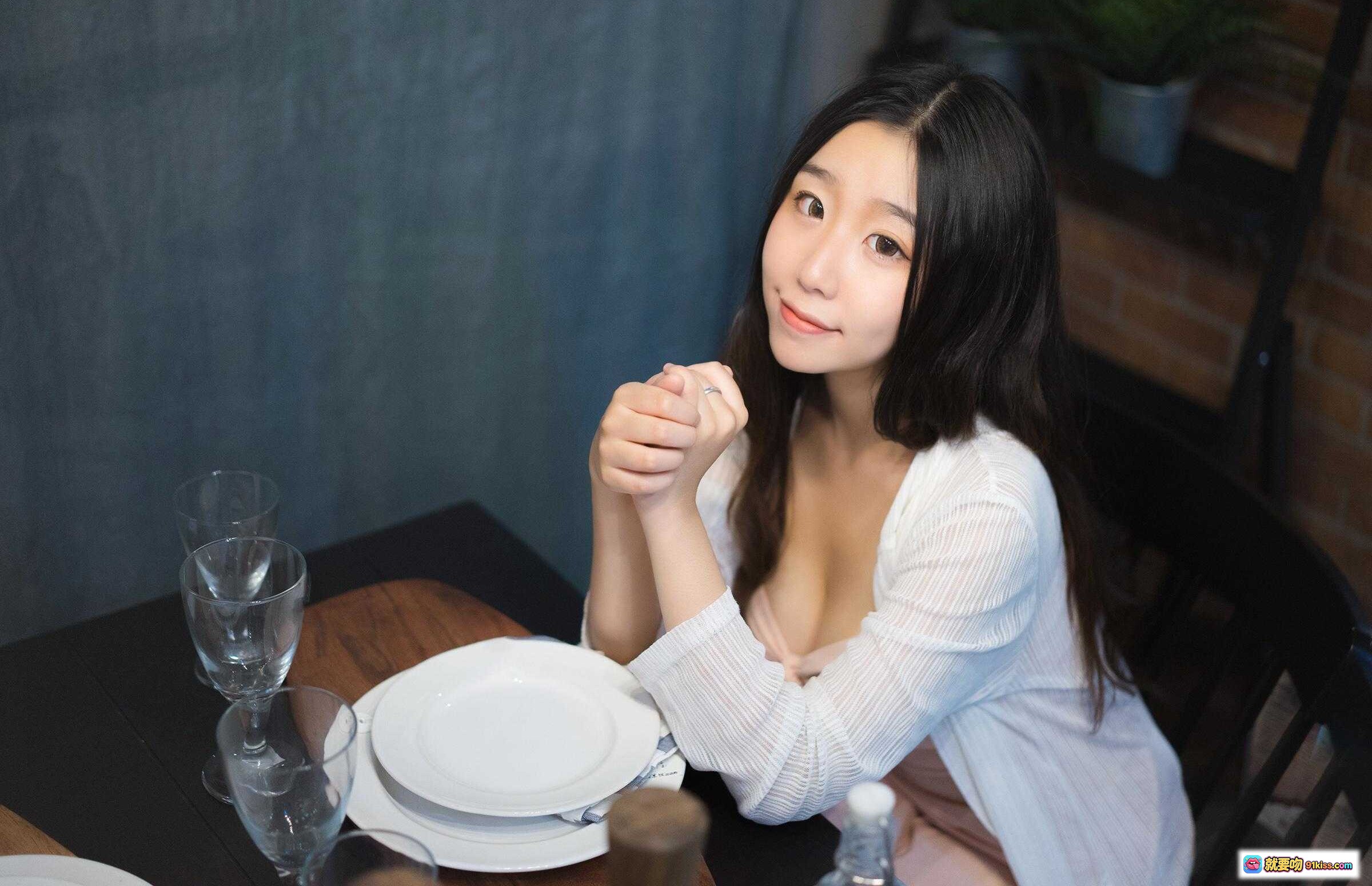 图片[2] - 穆零Mu0 NO.22 私房写真2｜清新少女手持书本倚窗阅读 白色条纹衬衫温柔气质写真 - 就要吻