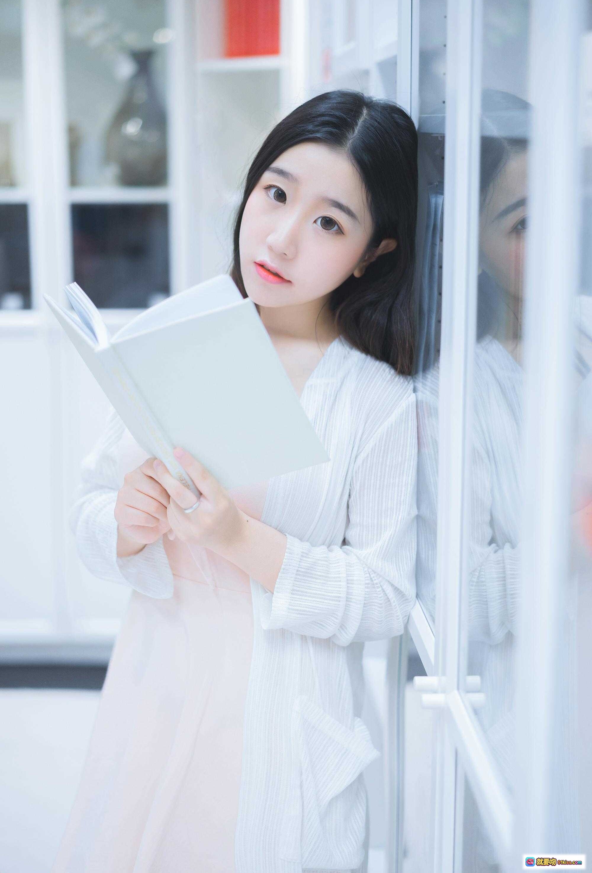 图片[1] - 穆零Mu0 NO.22 私房写真2｜清新少女手持书本倚窗阅读 白色条纹衬衫温柔气质写真 - 就要吻