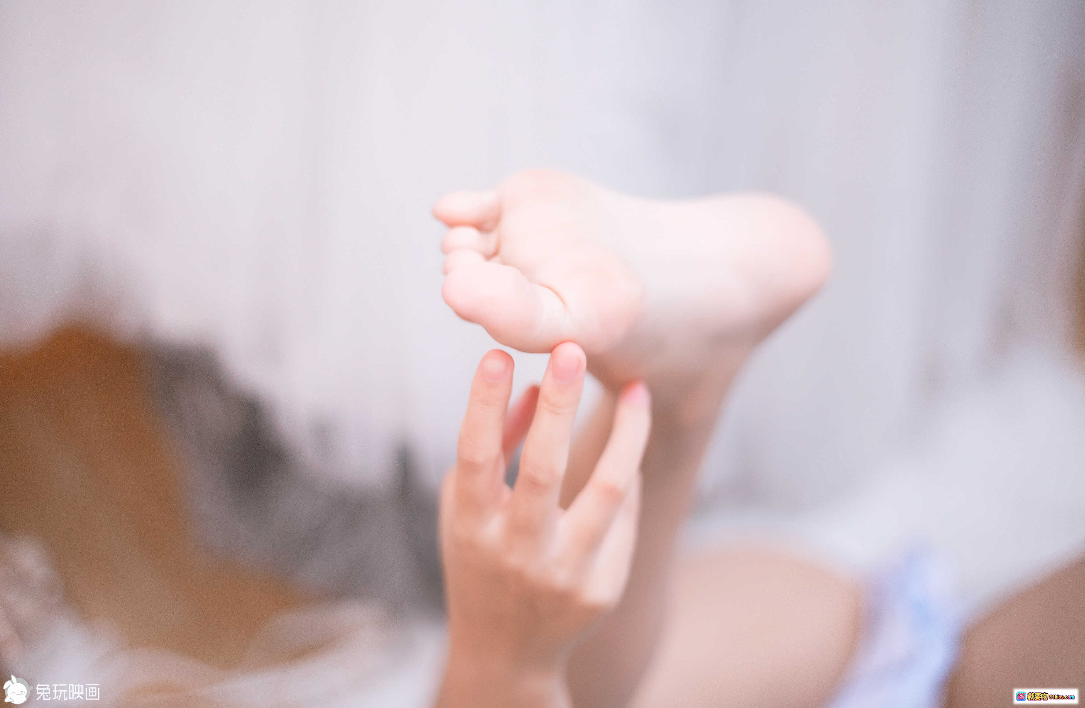 图片[9] - 三度_69 NO.004 房间里的夏天 42P高清写真 白色蕾丝内衣+长筒袜 甜美少女风 私房摄影 精致妆容 双马尾造型 室内柔光氛围感 - 就要吻