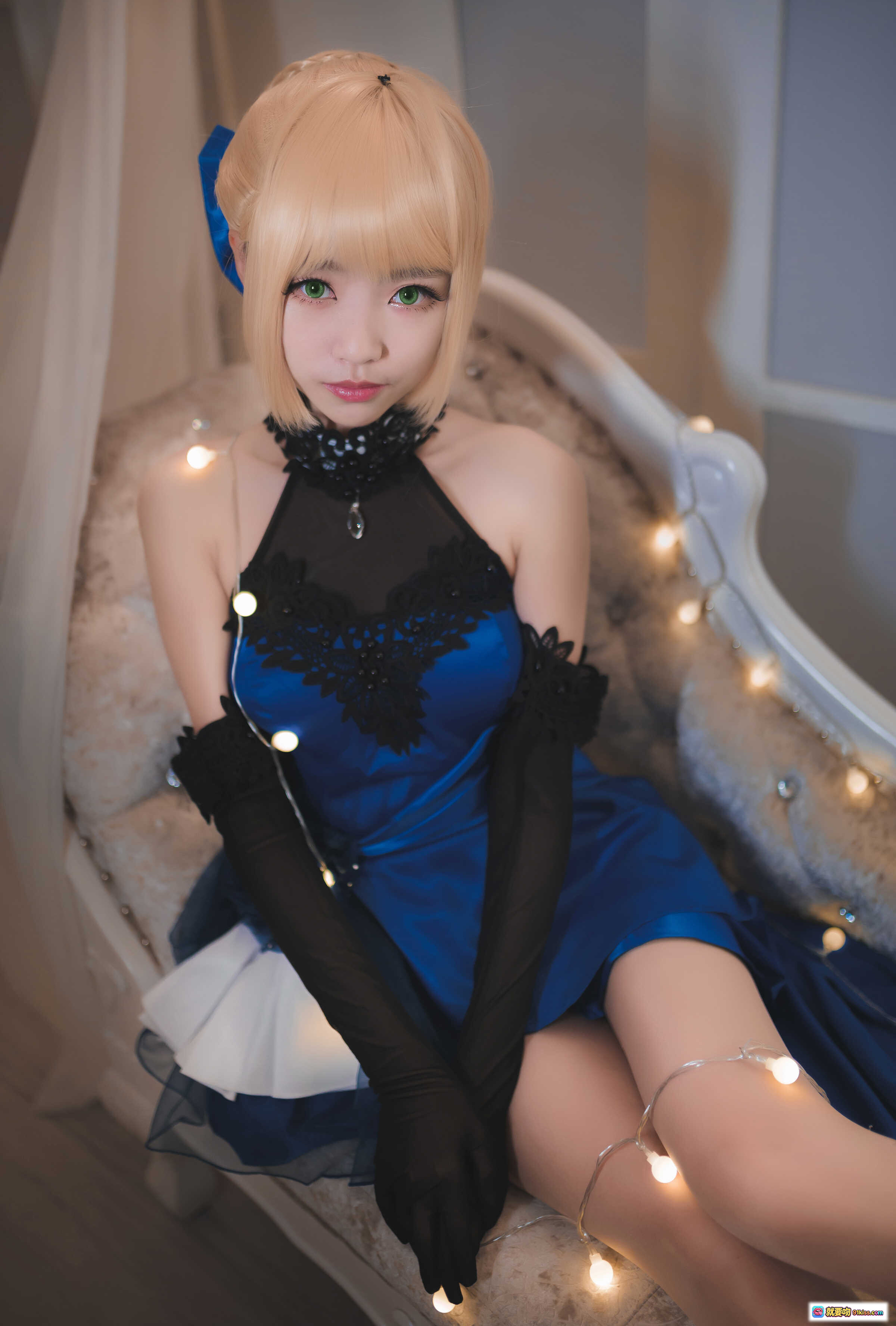 图片[9] - 金发蓝花Cosplay女王装 黑色蕾丝礼服配手套 高开叉设计优雅性感 40P高清写真集 - 就要吻