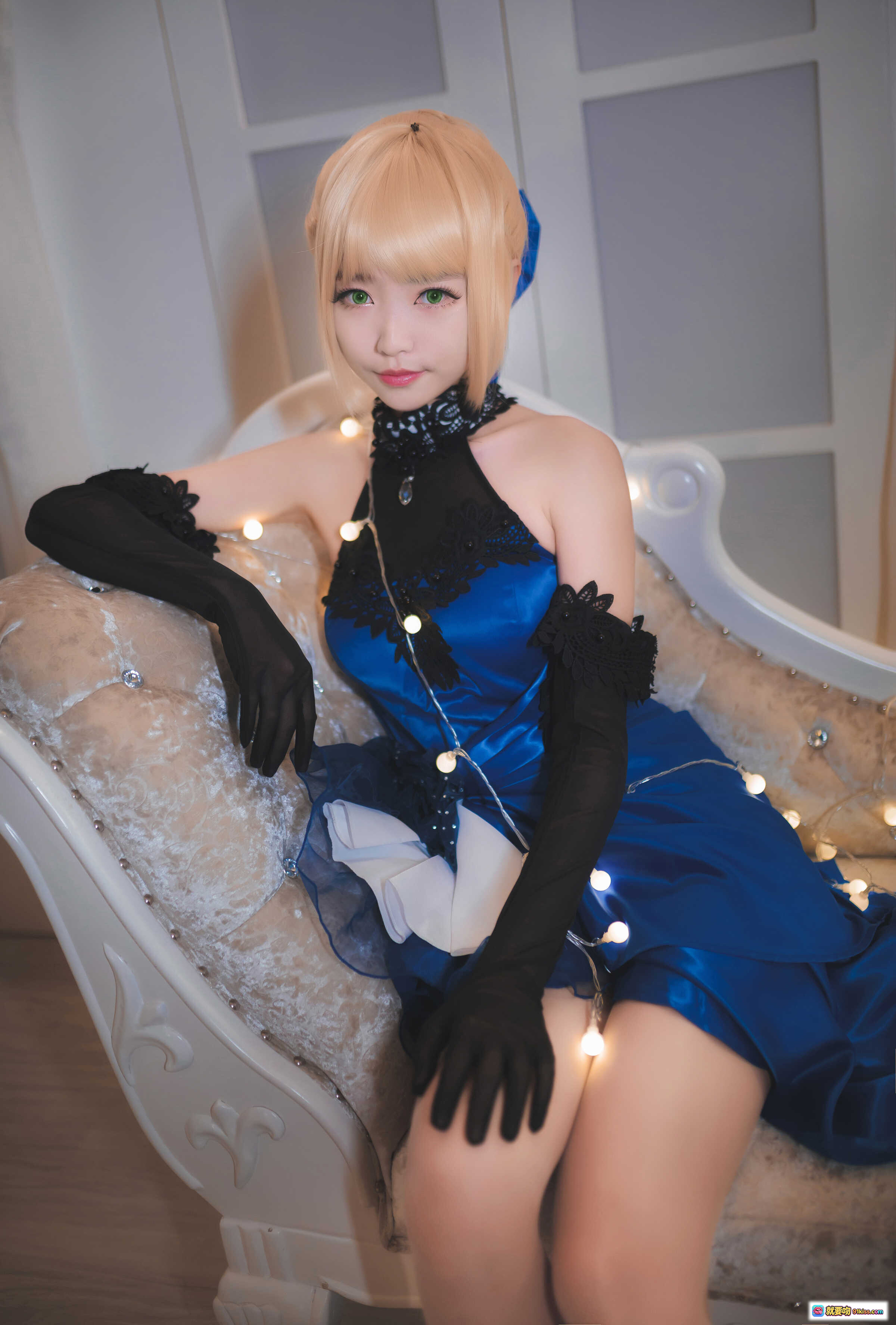 图片[10] - 金发蓝花Cosplay女王装 黑色蕾丝礼服配手套 高开叉设计优雅性感 40P高清写真集 - 就要吻