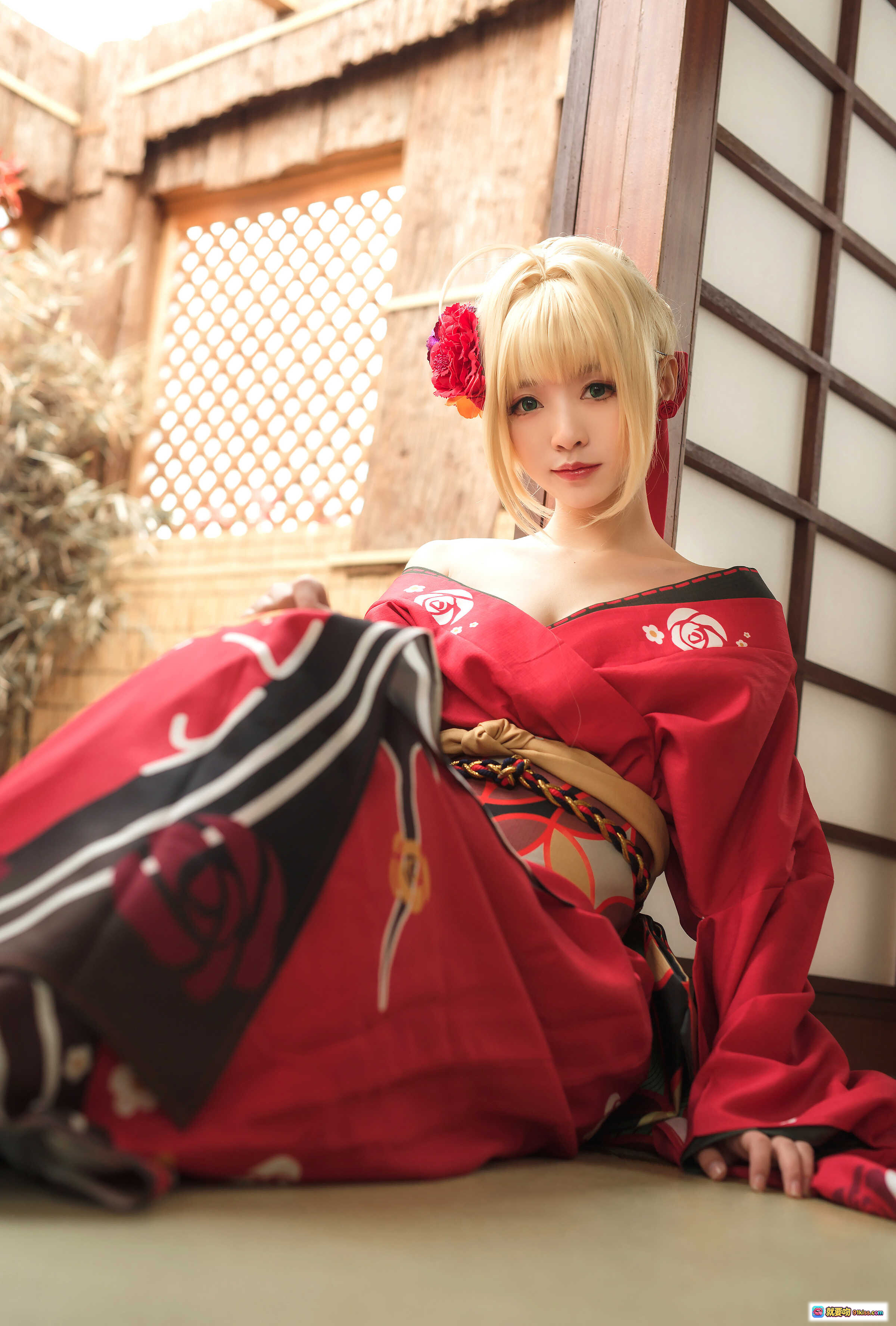 图片[8] - 金发蓝花Cosplay女王装 黑色蕾丝礼服配手套 高开叉设计优雅性感 40P高清写真集 - 就要吻