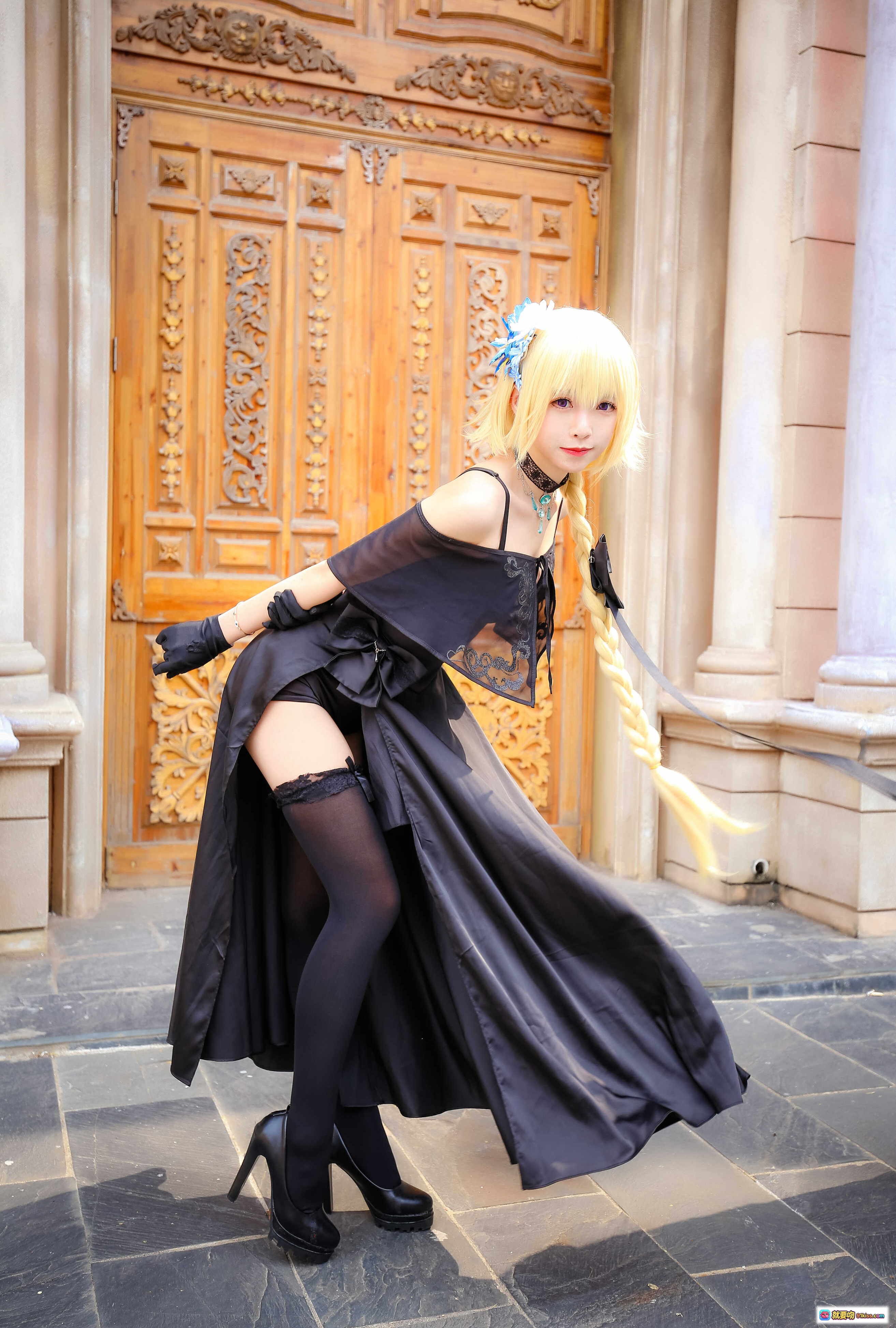图片[5] - 金发蓝花Cosplay女王装 黑色蕾丝礼服配手套 高开叉设计优雅性感 40P高清写真集 - 就要吻
