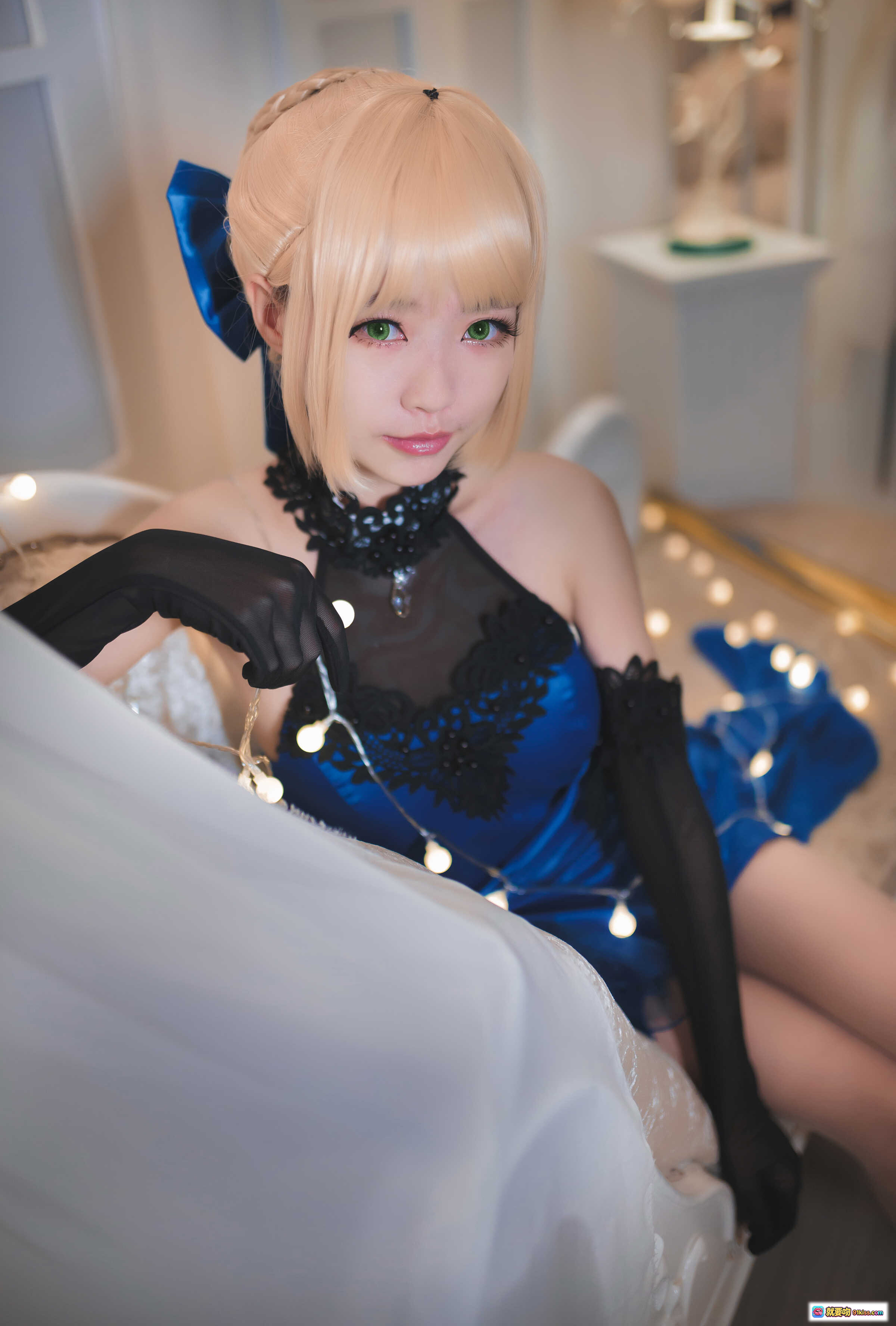 图片[3] - 金发蓝花Cosplay女王装 黑色蕾丝礼服配手套 高开叉设计优雅性感 40P高清写真集 - 就要吻