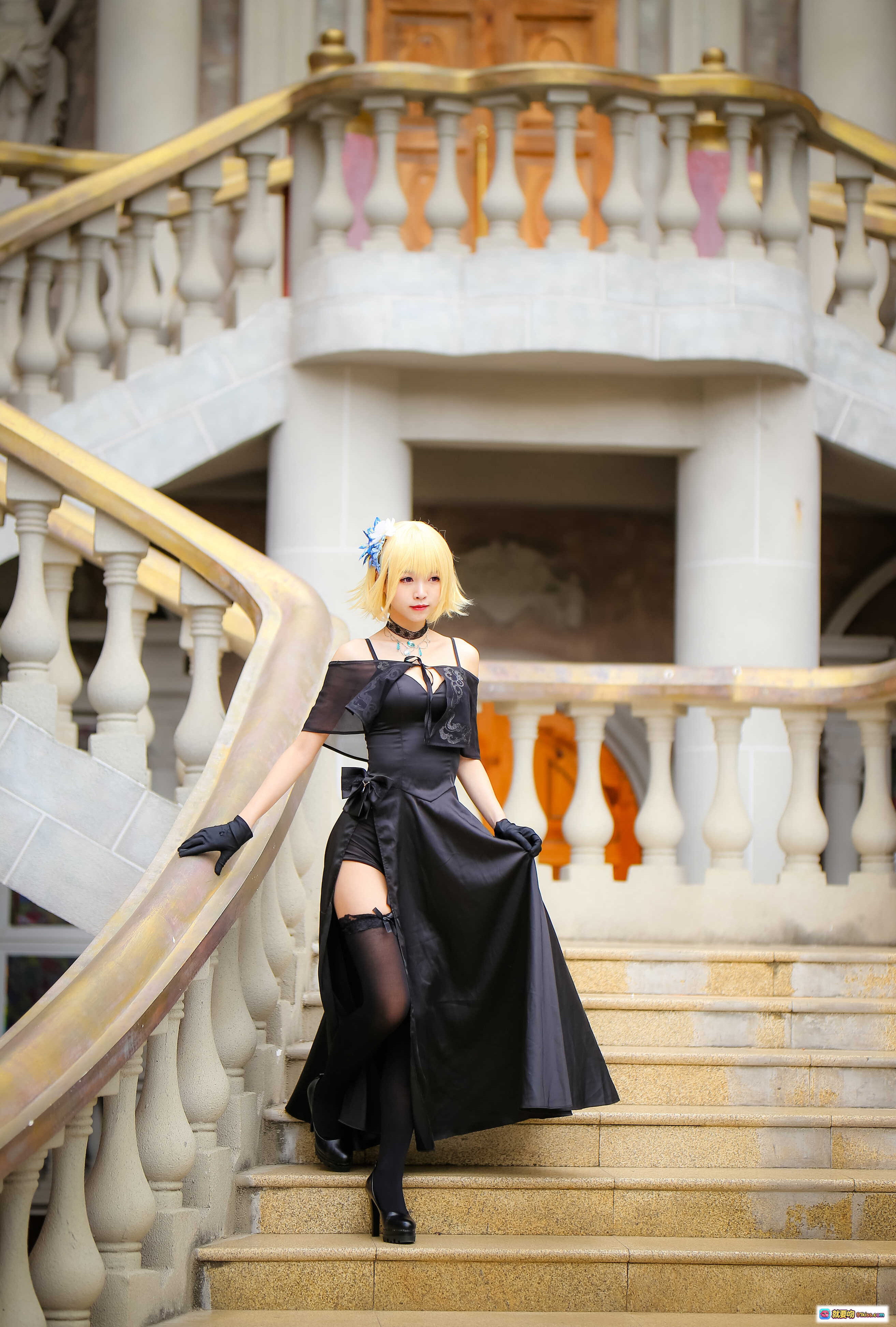 图片[4] - 金发蓝花Cosplay女王装 黑色蕾丝礼服配手套 高开叉设计优雅性感 40P高清写真集 - 就要吻