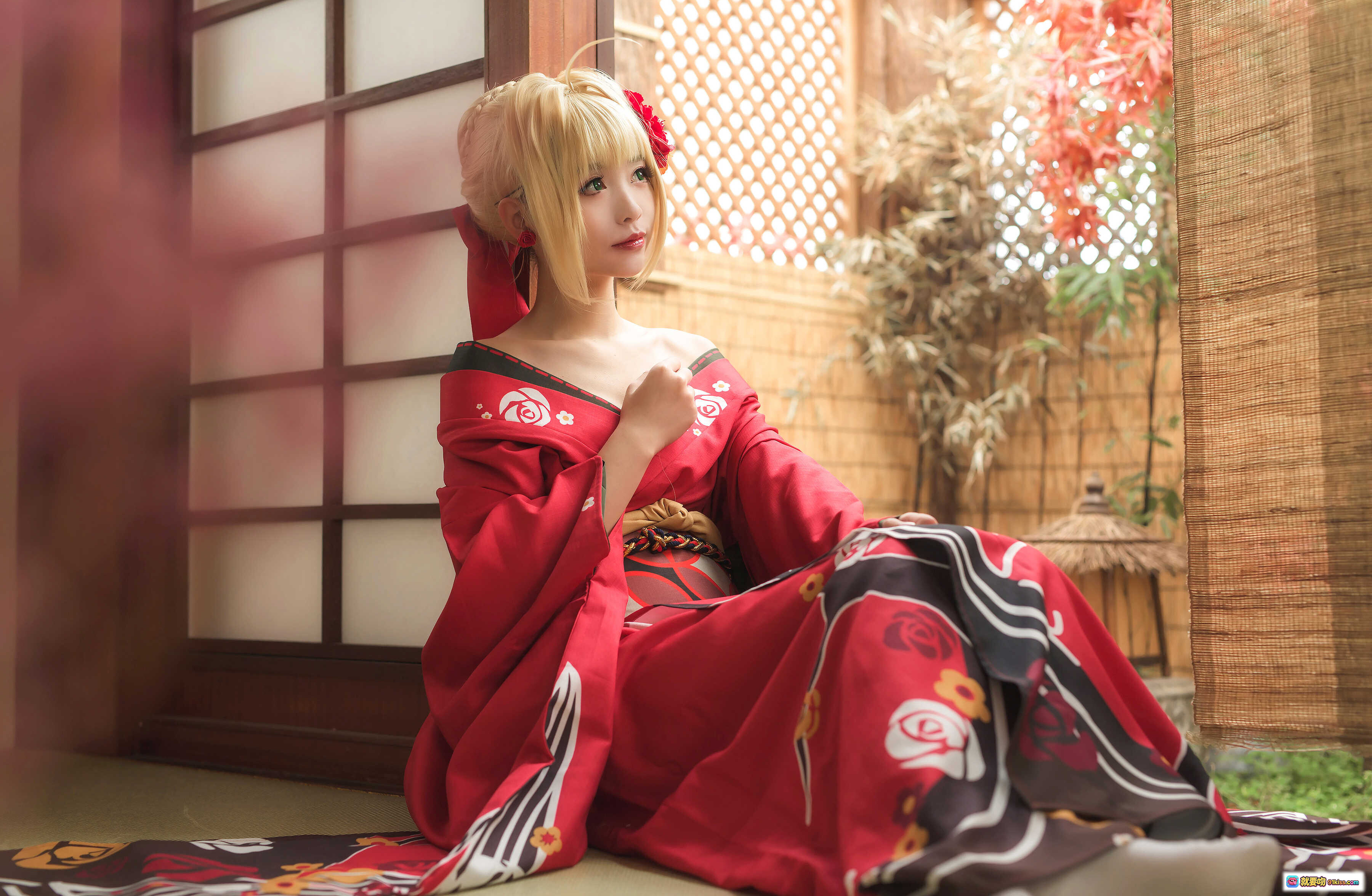 图片[7] - 金发蓝花Cosplay女王装 黑色蕾丝礼服配手套 高开叉设计优雅性感 40P高清写真集 - 就要吻