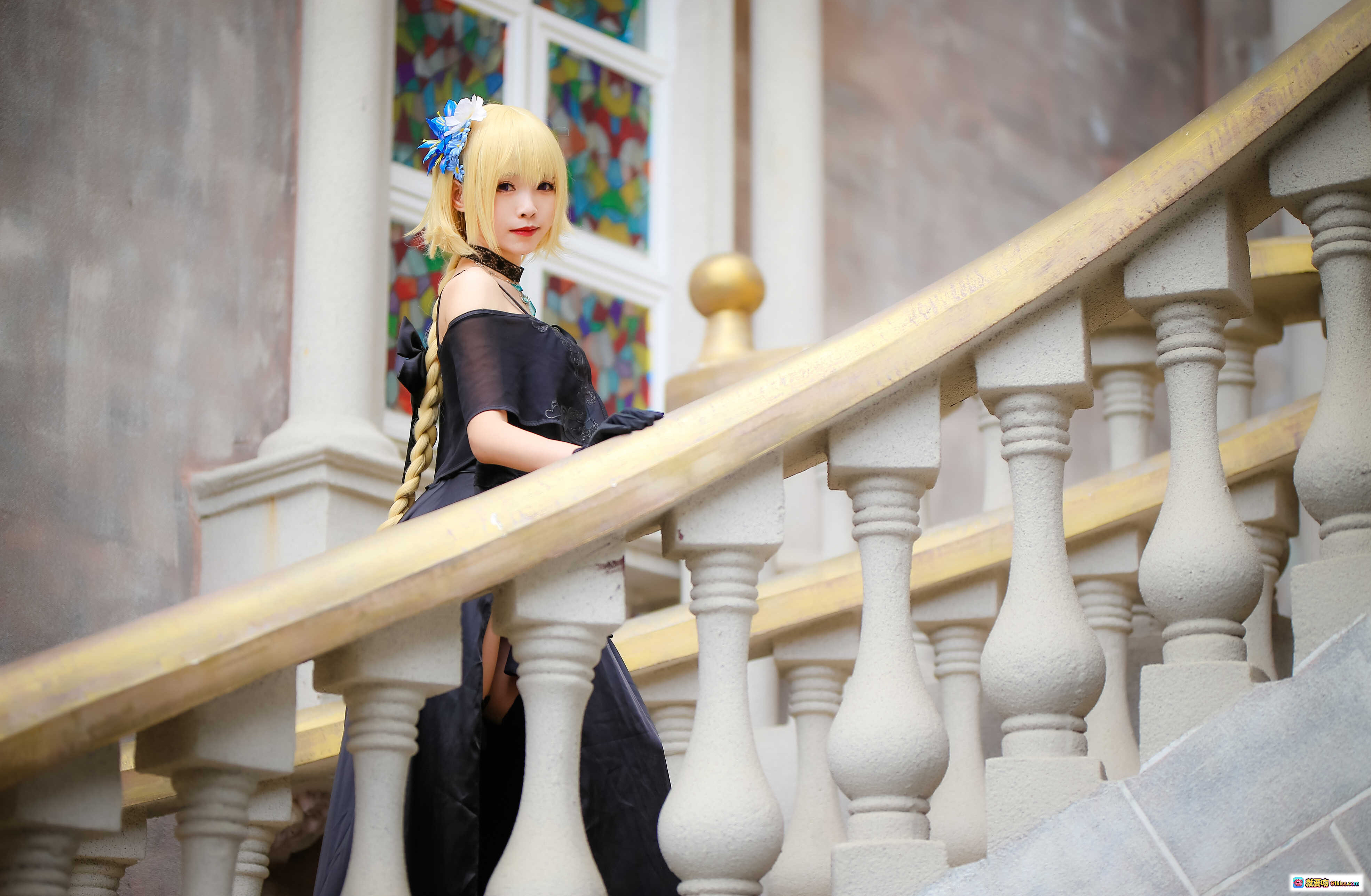 图片[2] - 金发蓝花Cosplay女王装 黑色蕾丝礼服配手套 高开叉设计优雅性感 40P高清写真集 - 就要吻