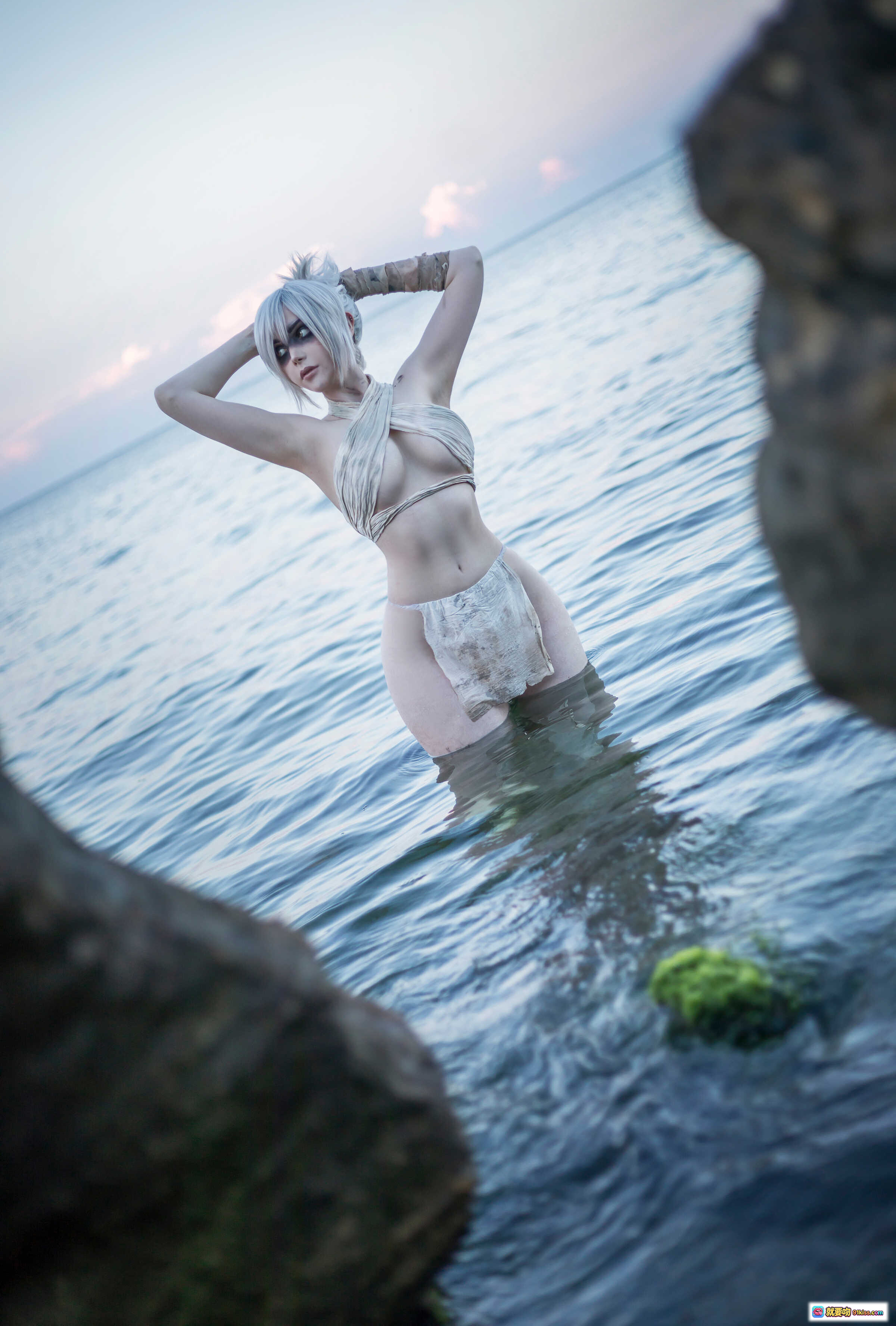 图片[3] - Sayathefox NO.008 女战士 Cosplay 精致武器道具 户外废墟场景 阳光逆光拍摄 腿部特写 战损妆容 链条装饰 金属质感刀刃 绿色符文细节 - 就要吻