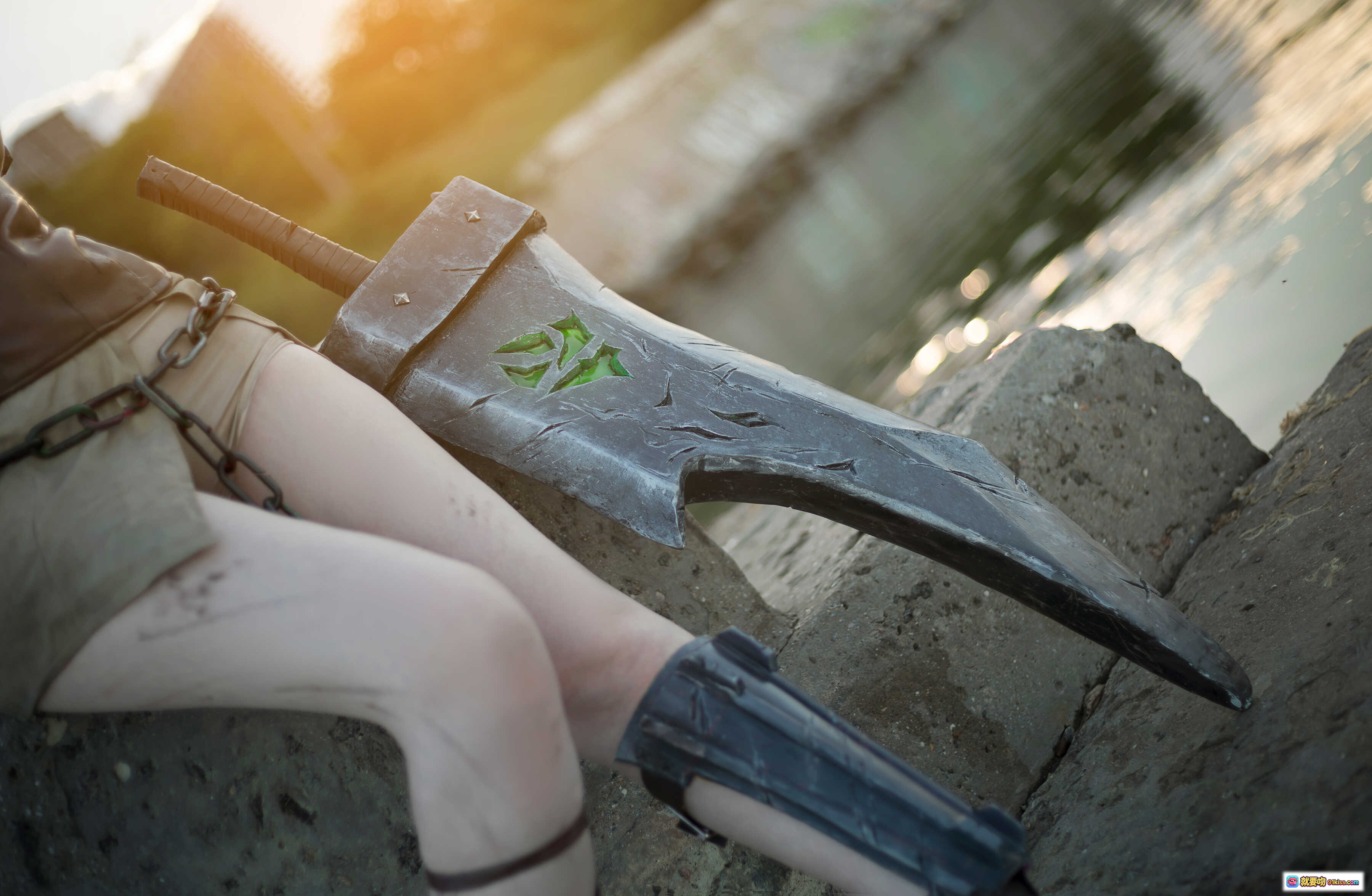 图片[1] - Sayathefox NO.008 女战士 Cosplay 精致武器道具 户外废墟场景 阳光逆光拍摄 腿部特写 战损妆容 链条装饰 金属质感刀刃 绿色符文细节 - 就要吻