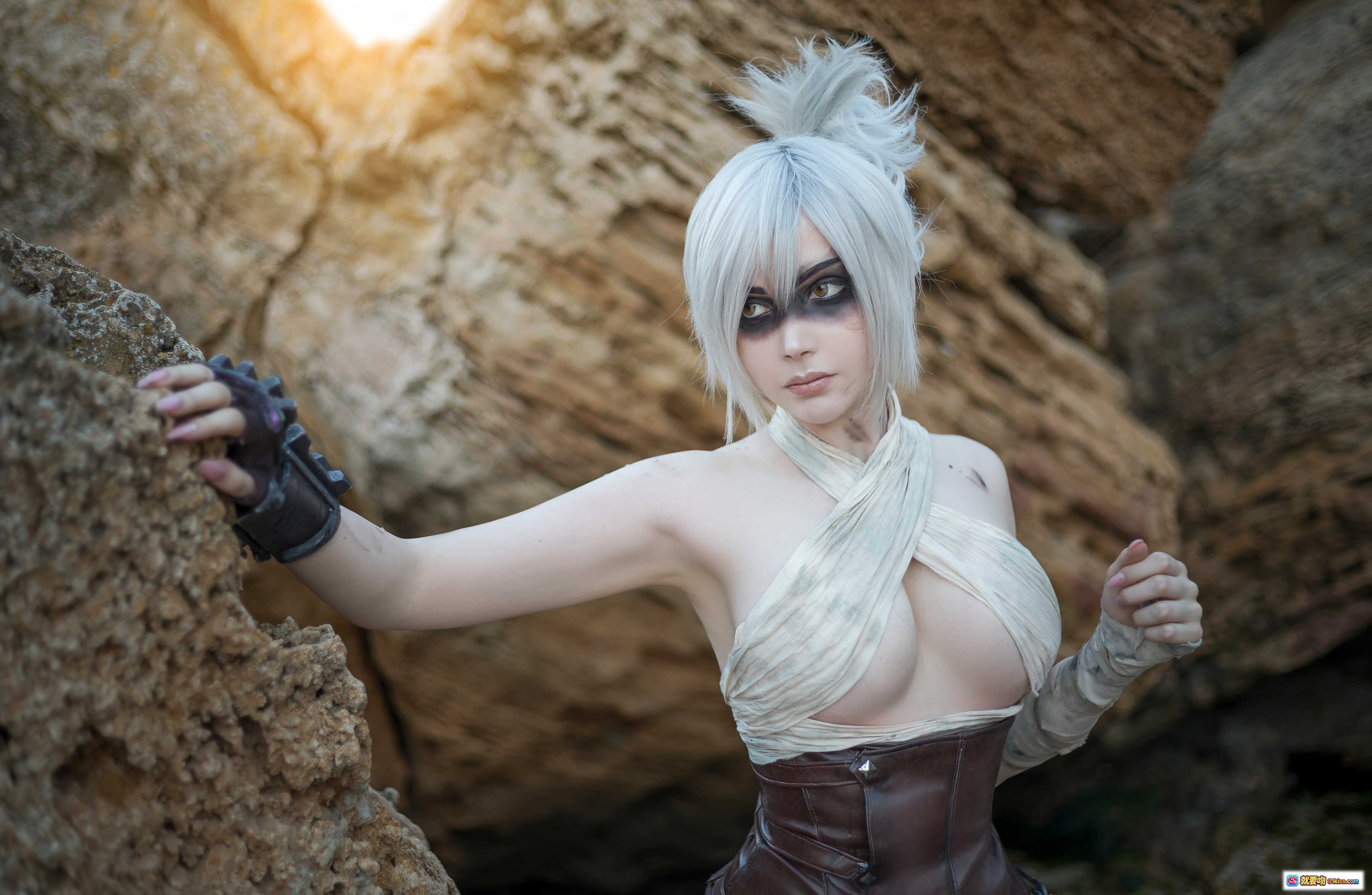 图片[10] - Sayathefox NO.008 女战士 Cosplay 精致武器道具 户外废墟场景 阳光逆光拍摄 腿部特写 战损妆容 链条装饰 金属质感刀刃 绿色符文细节 - 就要吻