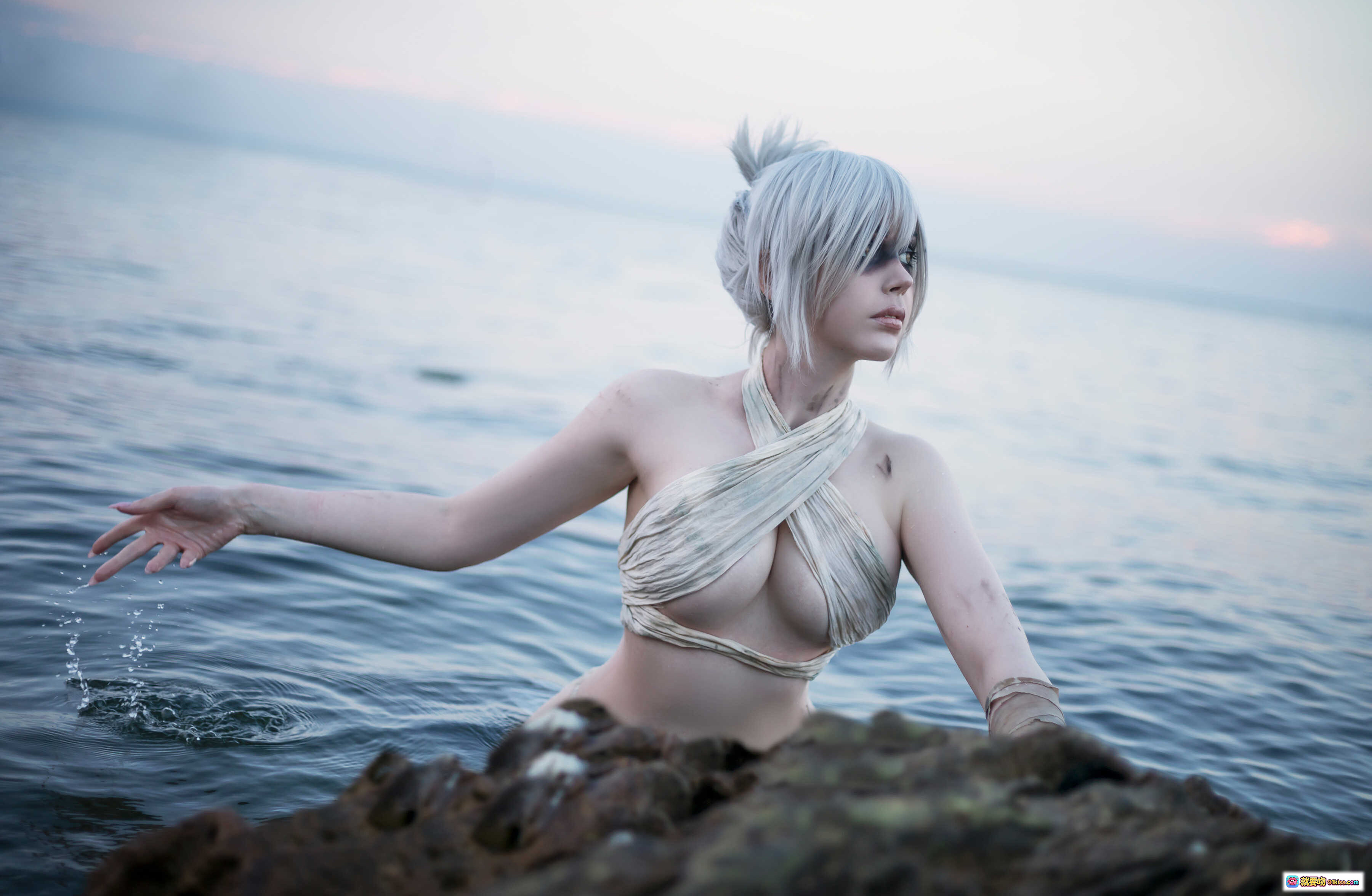 图片[6] - Sayathefox NO.008 女战士 Cosplay 精致武器道具 户外废墟场景 阳光逆光拍摄 腿部特写 战损妆容 链条装饰 金属质感刀刃 绿色符文细节 - 就要吻