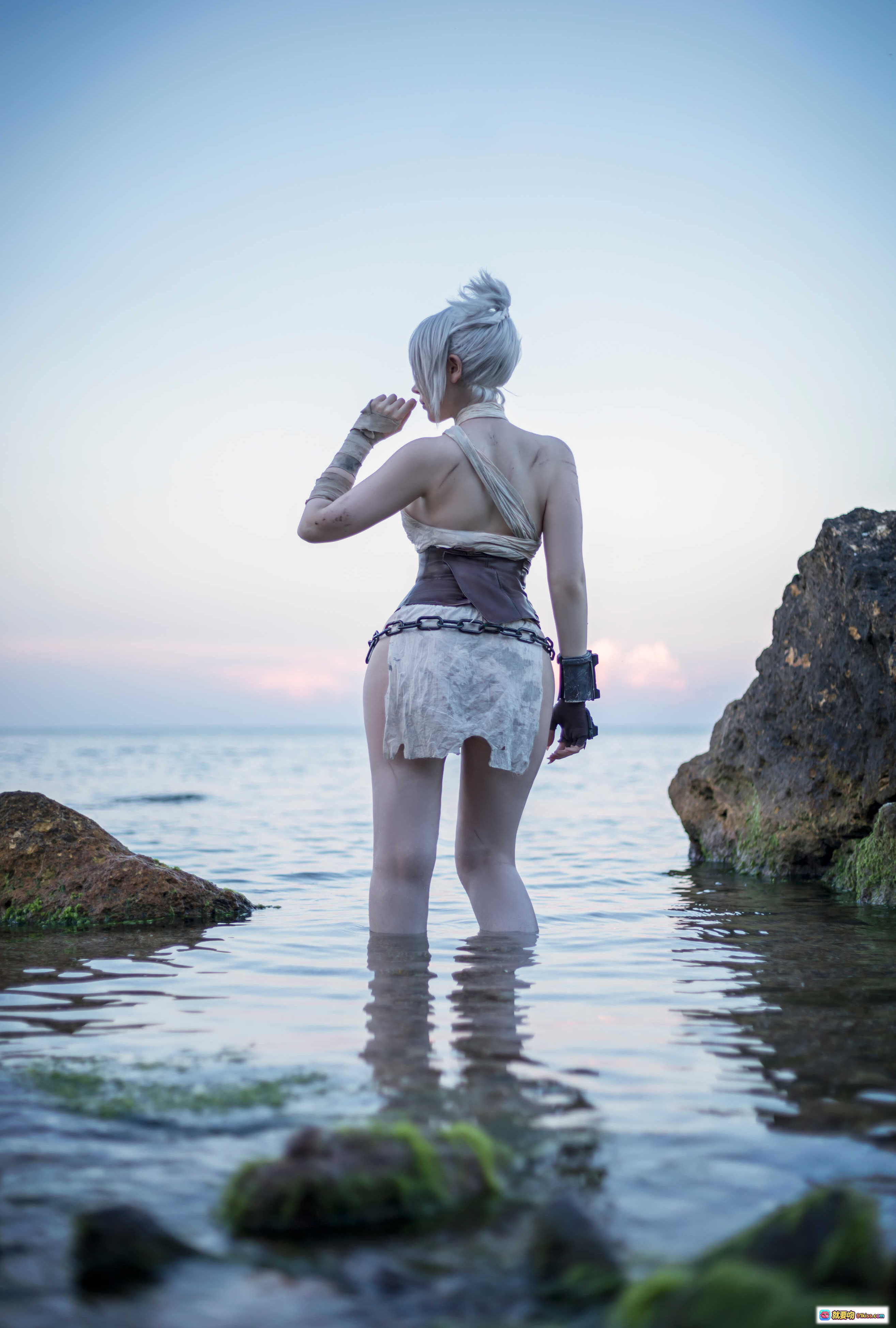 图片[2] - Sayathefox NO.008 女战士 Cosplay 精致武器道具 户外废墟场景 阳光逆光拍摄 腿部特写 战损妆容 链条装饰 金属质感刀刃 绿色符文细节 - 就要吻