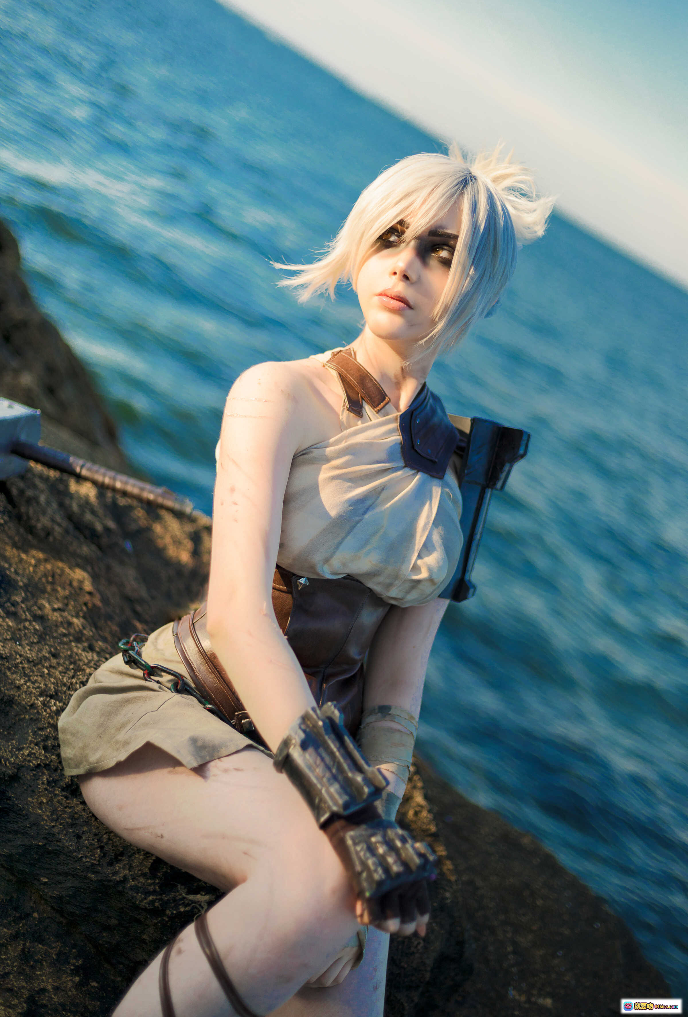 图片[5] - Sayathefox NO.008 女战士 Cosplay 精致武器道具 户外废墟场景 阳光逆光拍摄 腿部特写 战损妆容 链条装饰 金属质感刀刃 绿色符文细节 - 就要吻