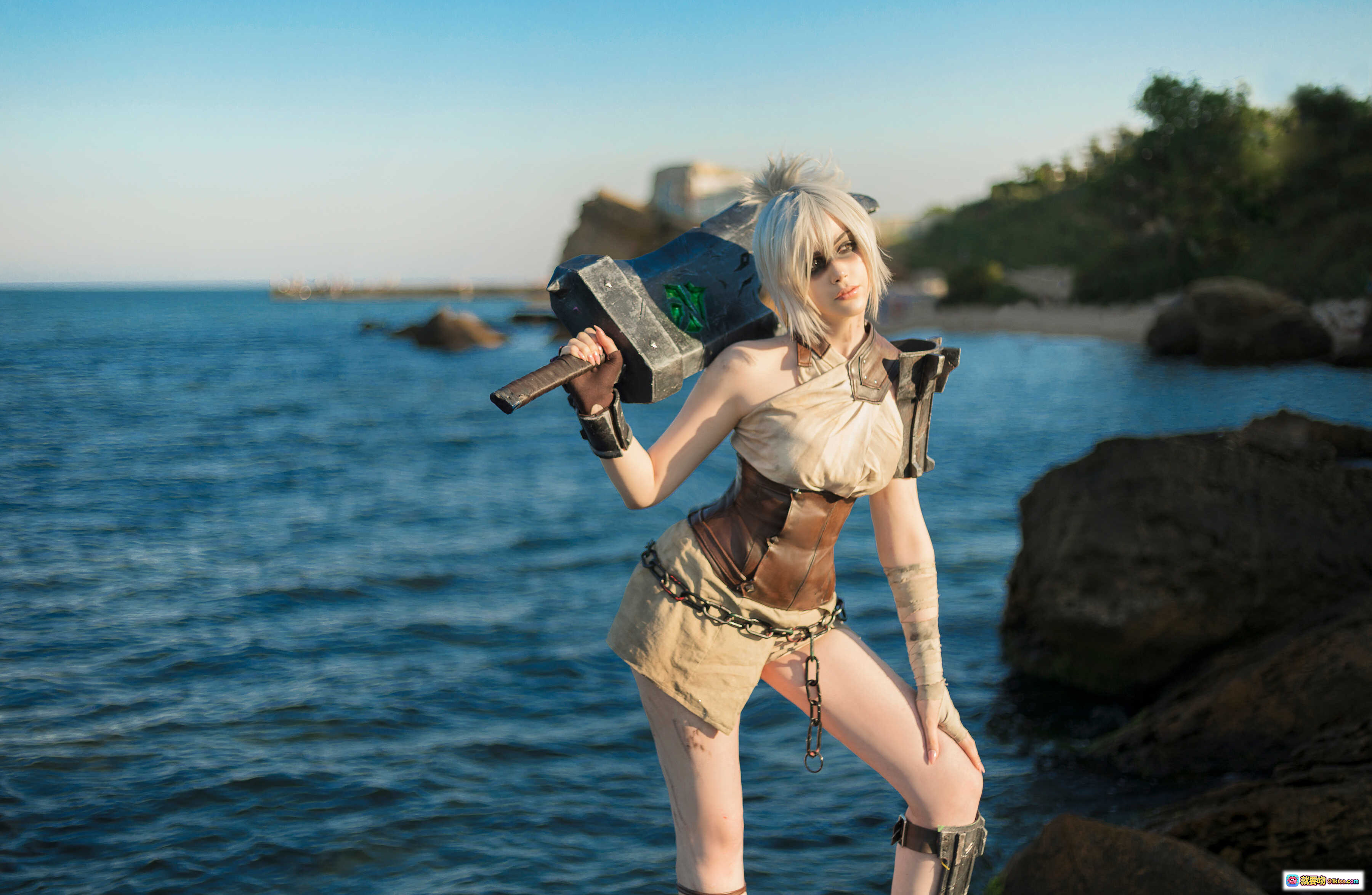 图片[8] - Sayathefox NO.008 女战士 Cosplay 精致武器道具 户外废墟场景 阳光逆光拍摄 腿部特写 战损妆容 链条装饰 金属质感刀刃 绿色符文细节 - 就要吻