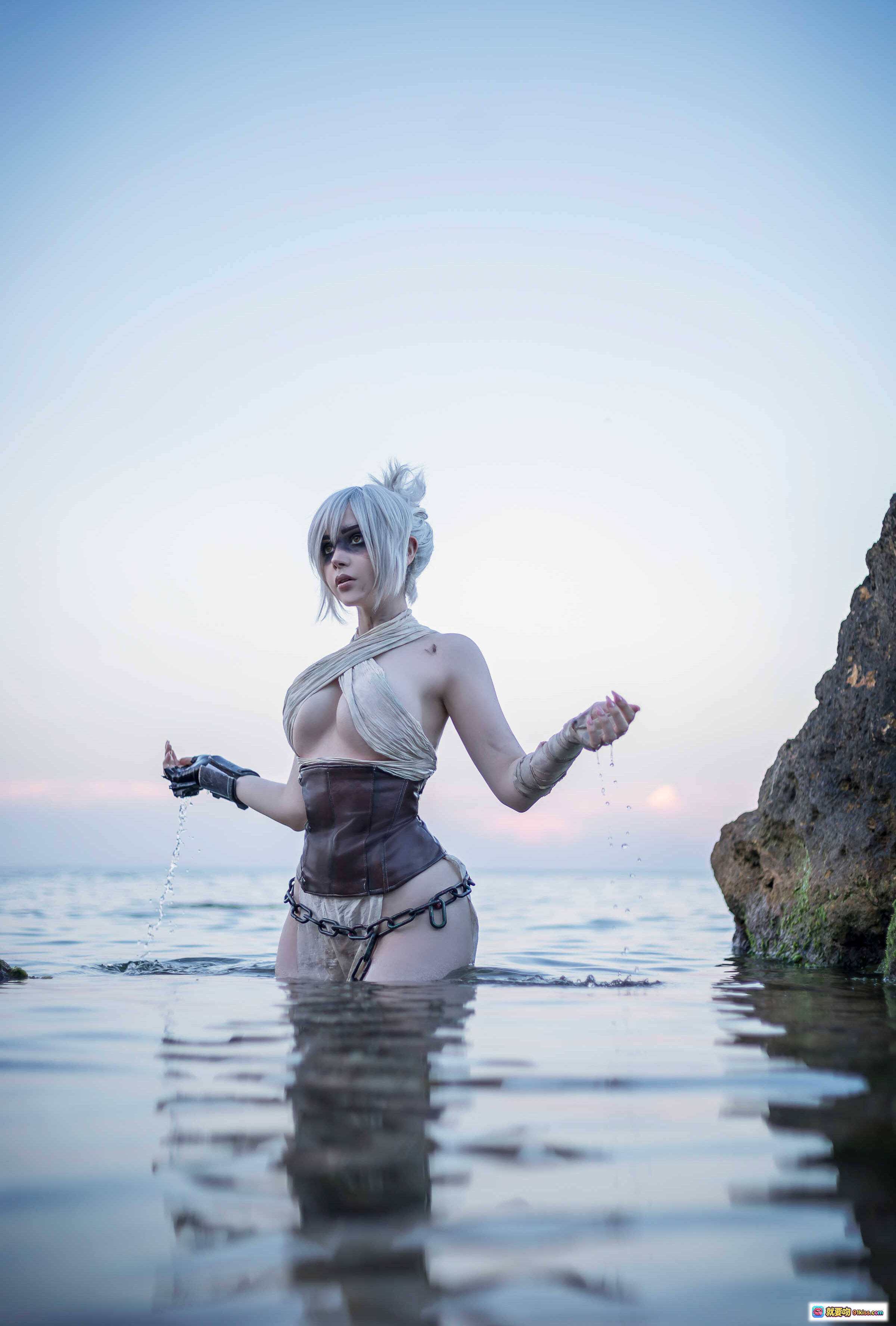 图片[9] - Sayathefox NO.008 女战士 Cosplay 精致武器道具 户外废墟场景 阳光逆光拍摄 腿部特写 战损妆容 链条装饰 金属质感刀刃 绿色符文细节 - 就要吻