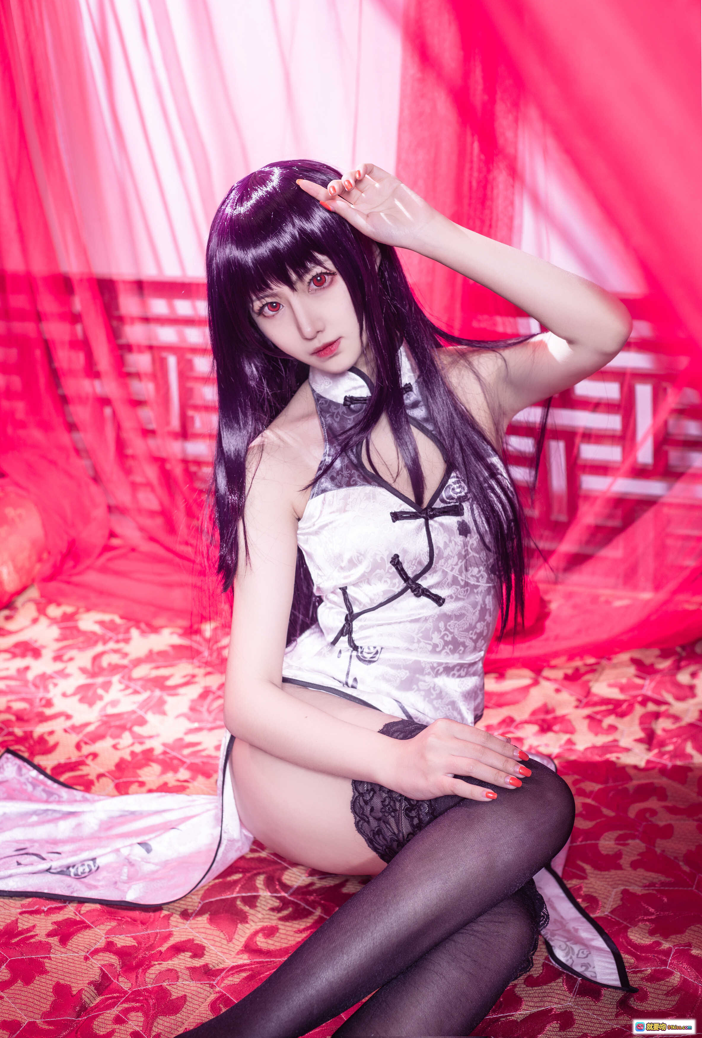 Shika小鹿鹿NO.039学姐旗袍写真 | 黑发红瞳性感cos | 白色蕾丝旗袍搭配黑丝美腿 | 红纱背景古典风情 - 就要吻