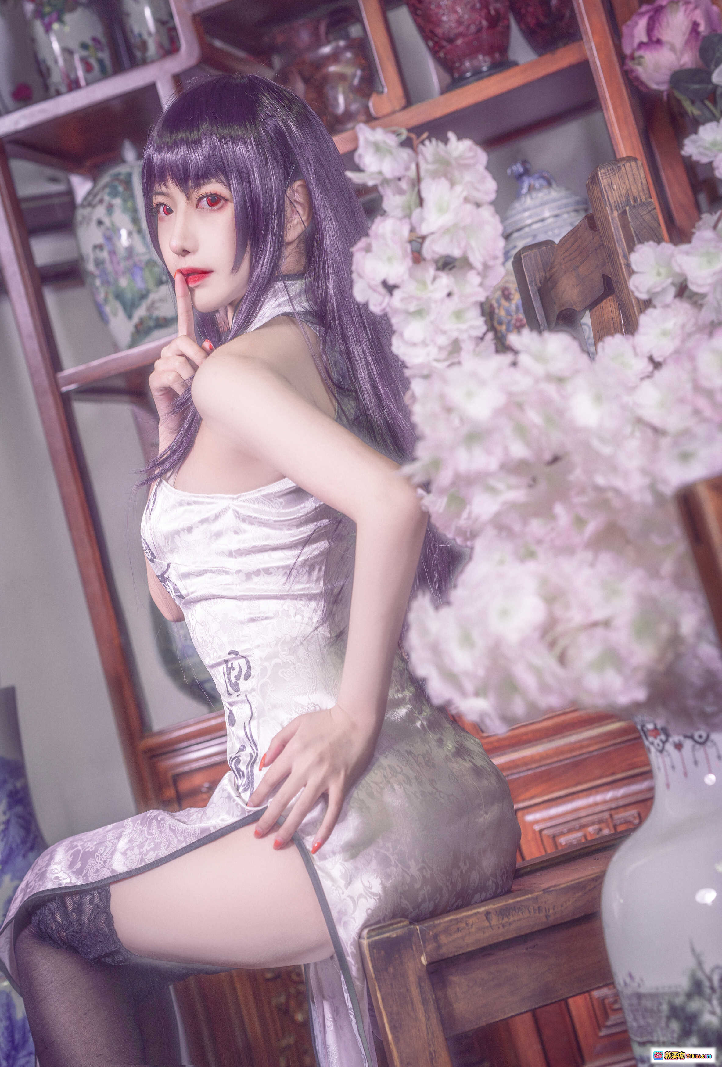 图片[3] - Shika小鹿鹿NO.039学姐旗袍写真 | 黑发红瞳性感cos | 白色蕾丝旗袍搭配黑丝美腿 | 红纱背景古典风情 - 就要吻