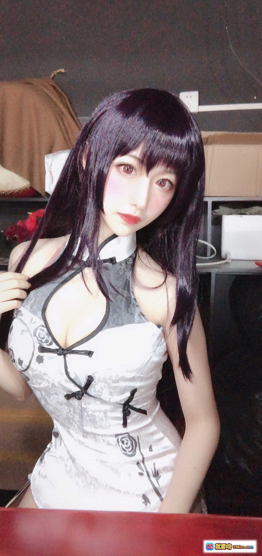 图片[2] - Shika小鹿鹿NO.039学姐旗袍写真 | 黑发红瞳性感cos | 白色蕾丝旗袍搭配黑丝美腿 | 红纱背景古典风情 - 就要吻