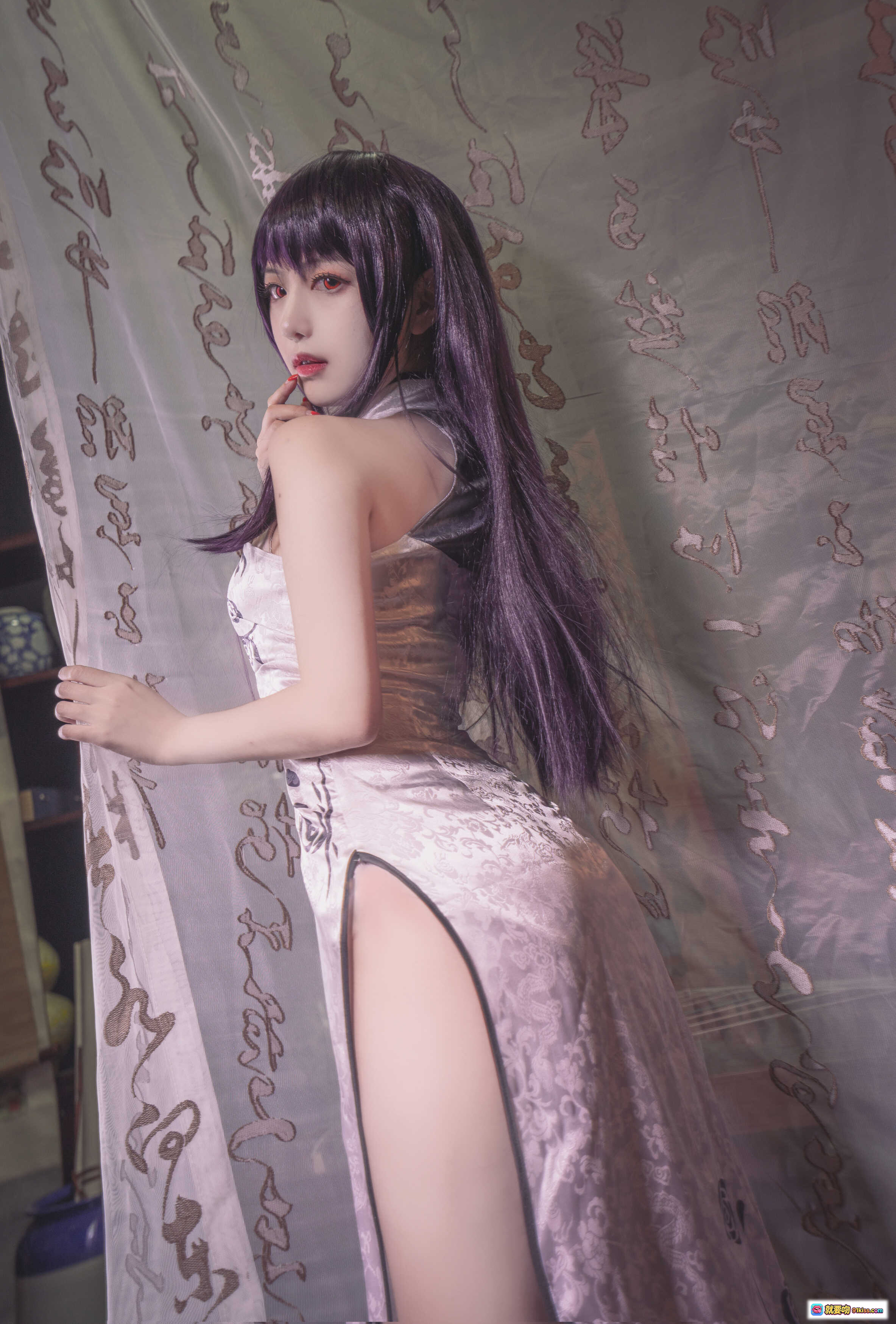 图片[8] - Shika小鹿鹿NO.039学姐旗袍写真 | 黑发红瞳性感cos | 白色蕾丝旗袍搭配黑丝美腿 | 红纱背景古典风情 - 就要吻