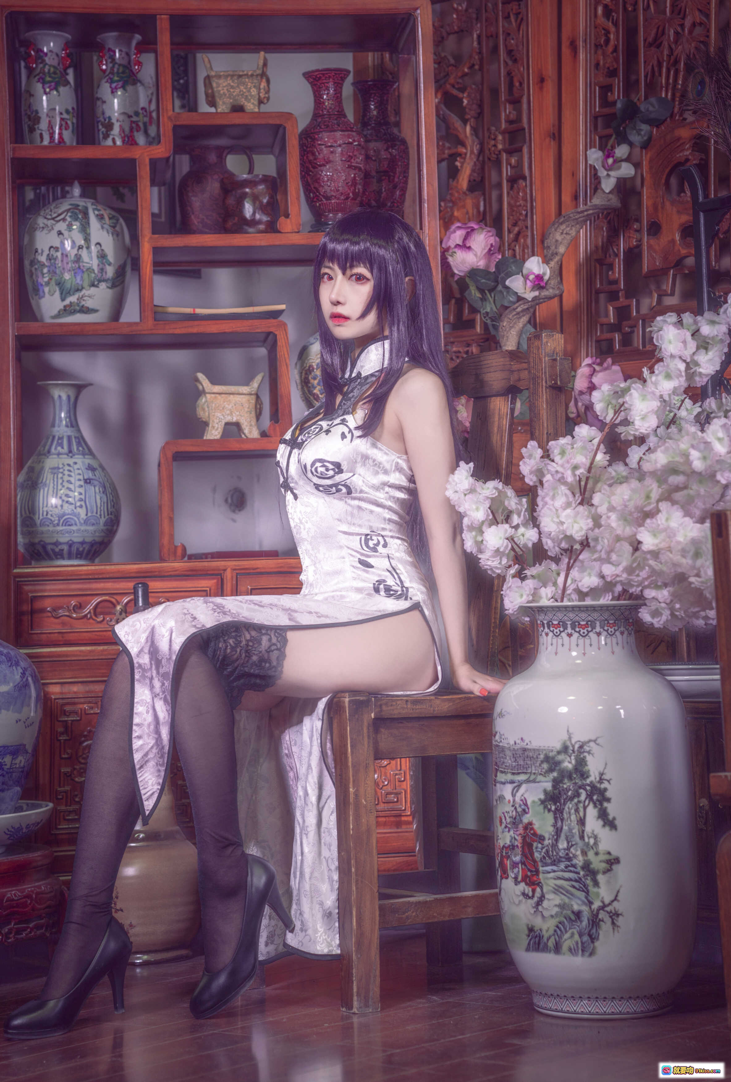 图片[4] - Shika小鹿鹿NO.039学姐旗袍写真 | 黑发红瞳性感cos | 白色蕾丝旗袍搭配黑丝美腿 | 红纱背景古典风情 - 就要吻