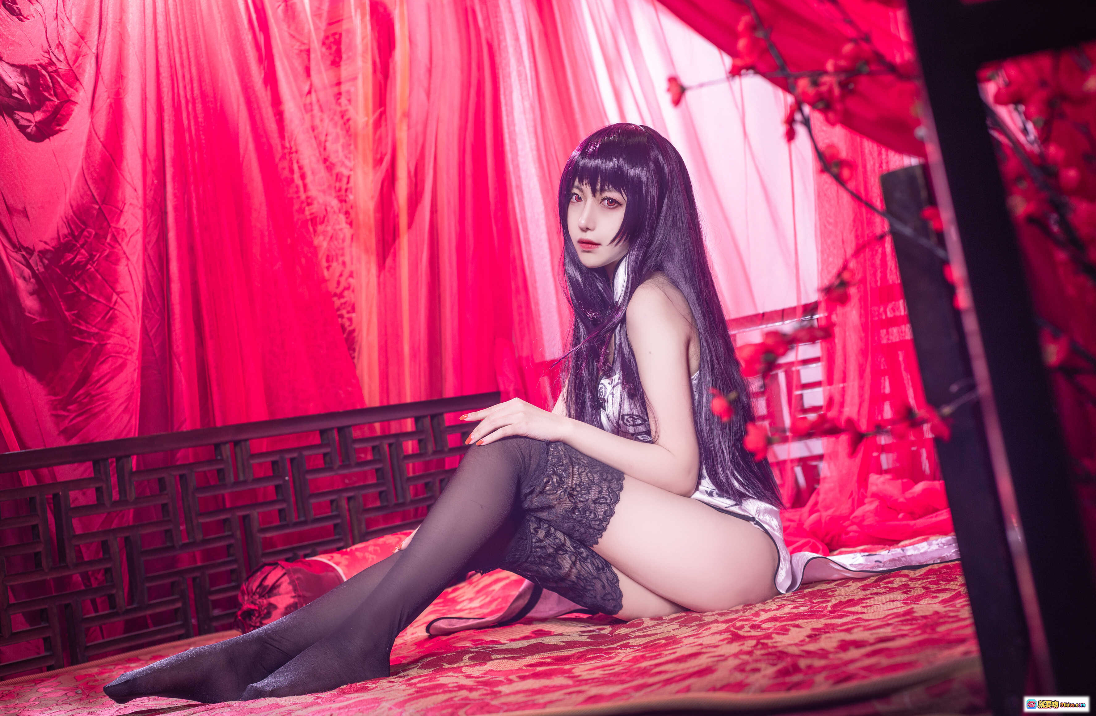 图片[10] - Shika小鹿鹿NO.039学姐旗袍写真 | 黑发红瞳性感cos | 白色蕾丝旗袍搭配黑丝美腿 | 红纱背景古典风情 - 就要吻