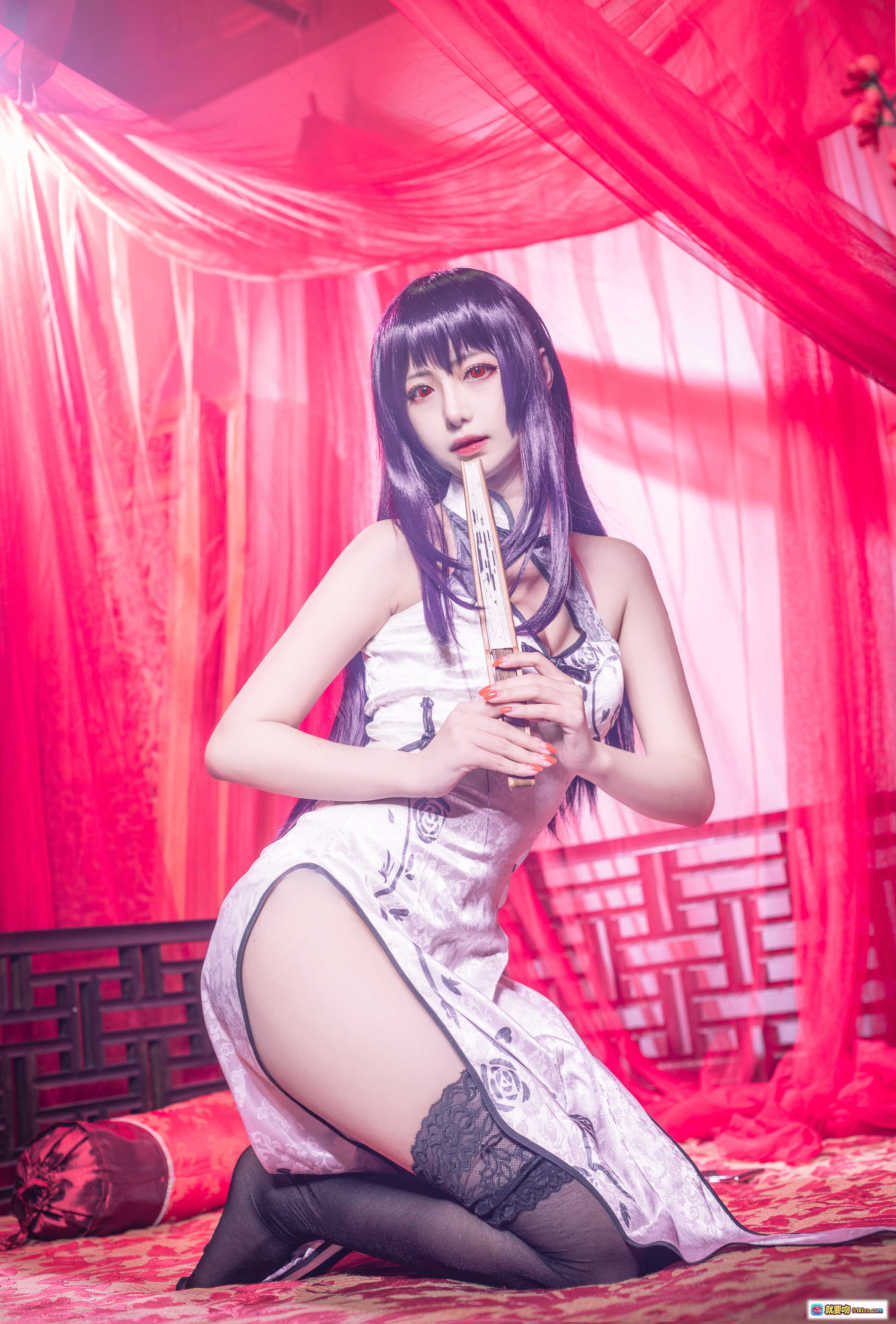 图片[5] - Shika小鹿鹿NO.039学姐旗袍写真 | 黑发红瞳性感cos | 白色蕾丝旗袍搭配黑丝美腿 | 红纱背景古典风情 - 就要吻