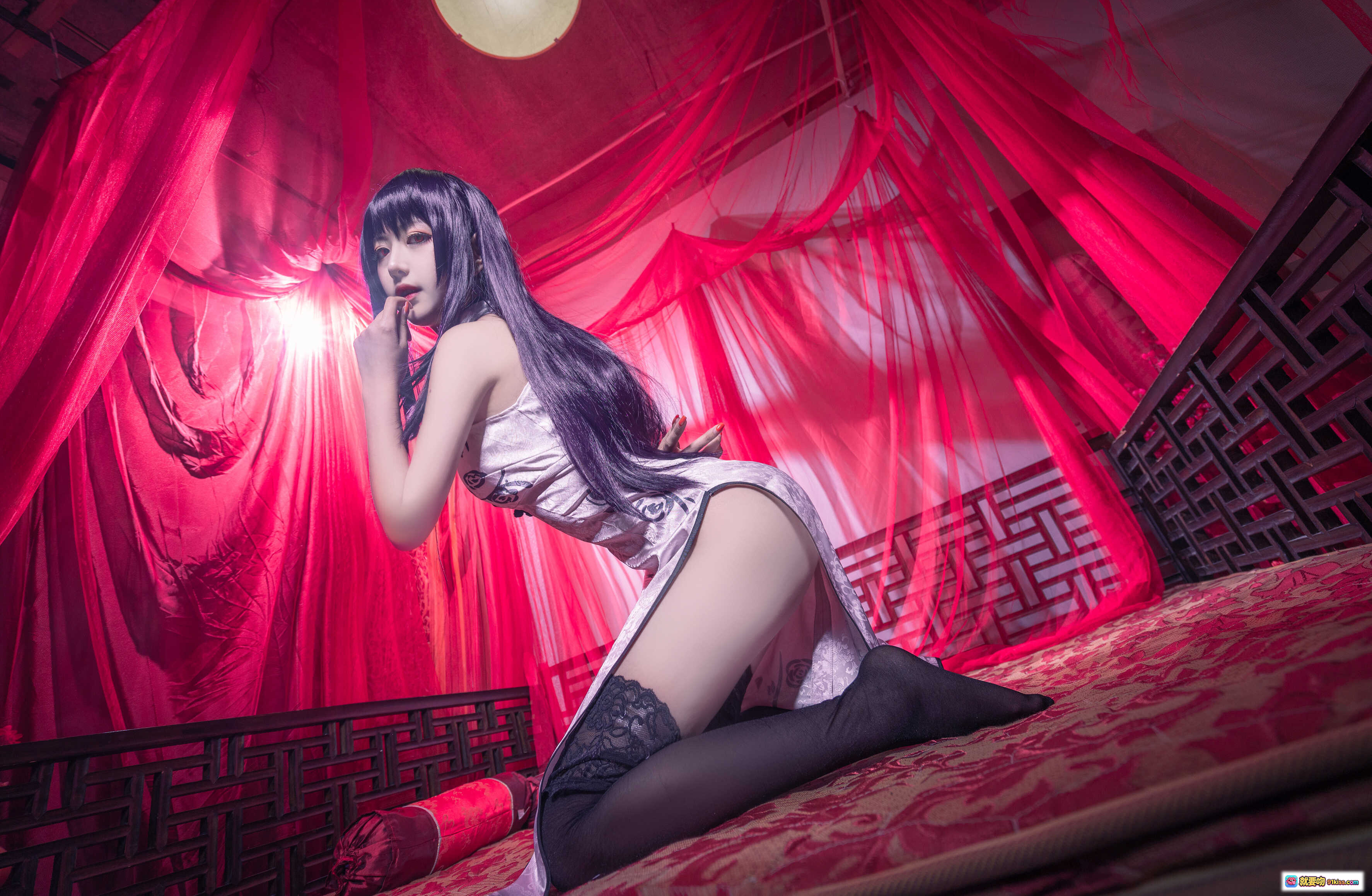图片[7] - Shika小鹿鹿NO.039学姐旗袍写真 | 黑发红瞳性感cos | 白色蕾丝旗袍搭配黑丝美腿 | 红纱背景古典风情 - 就要吻